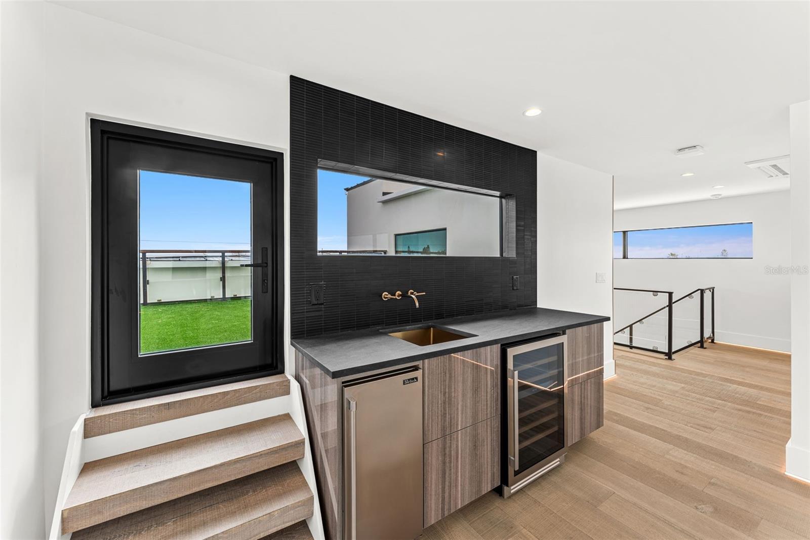 1194 N PENINSULA AVE