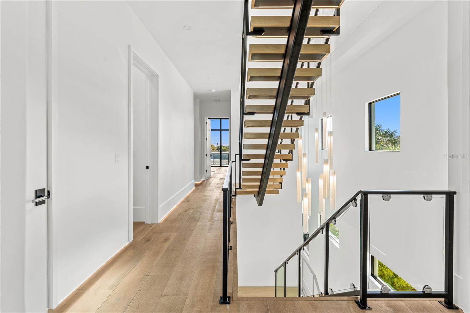 1194 N PENINSULA AVE