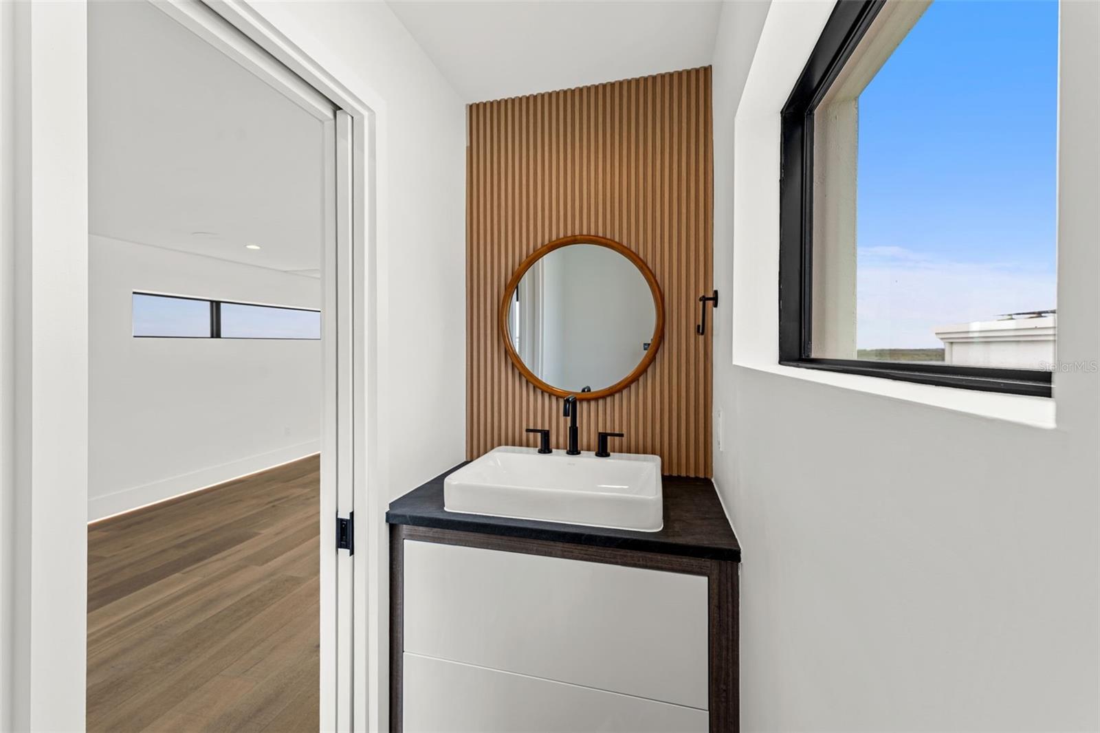 1194 N PENINSULA AVE