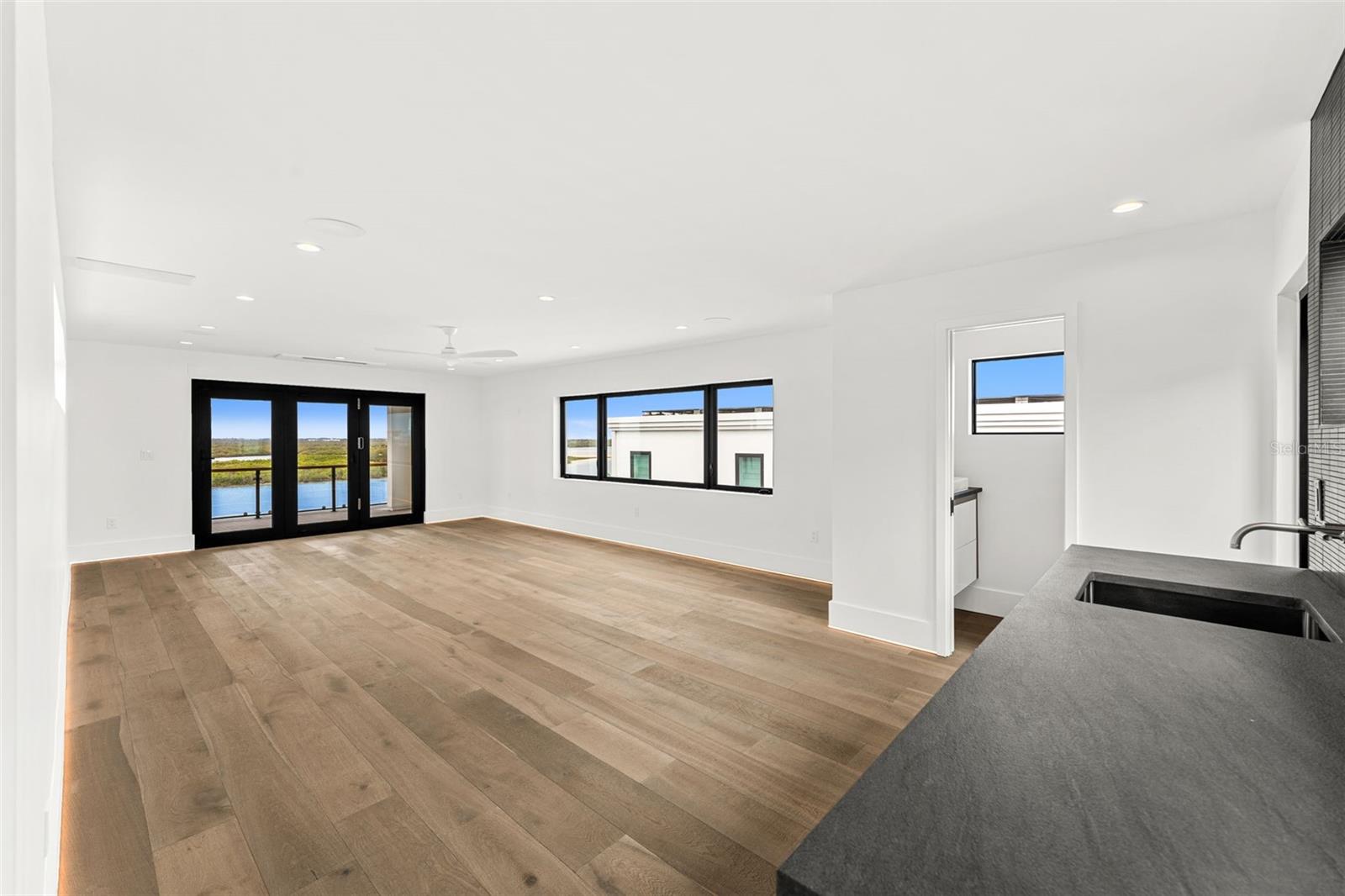 1194 N PENINSULA AVE