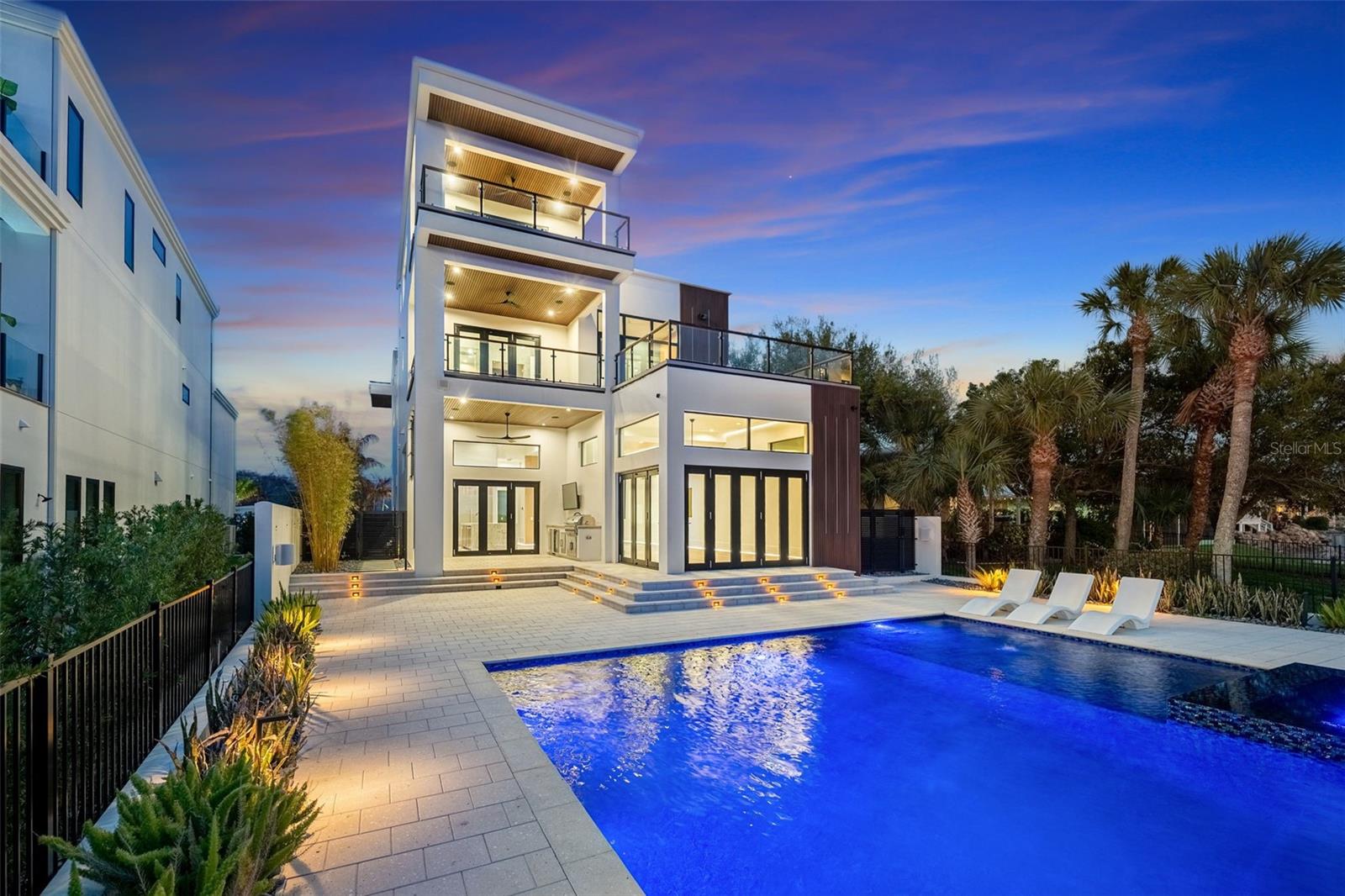 1194 N PENINSULA AVE