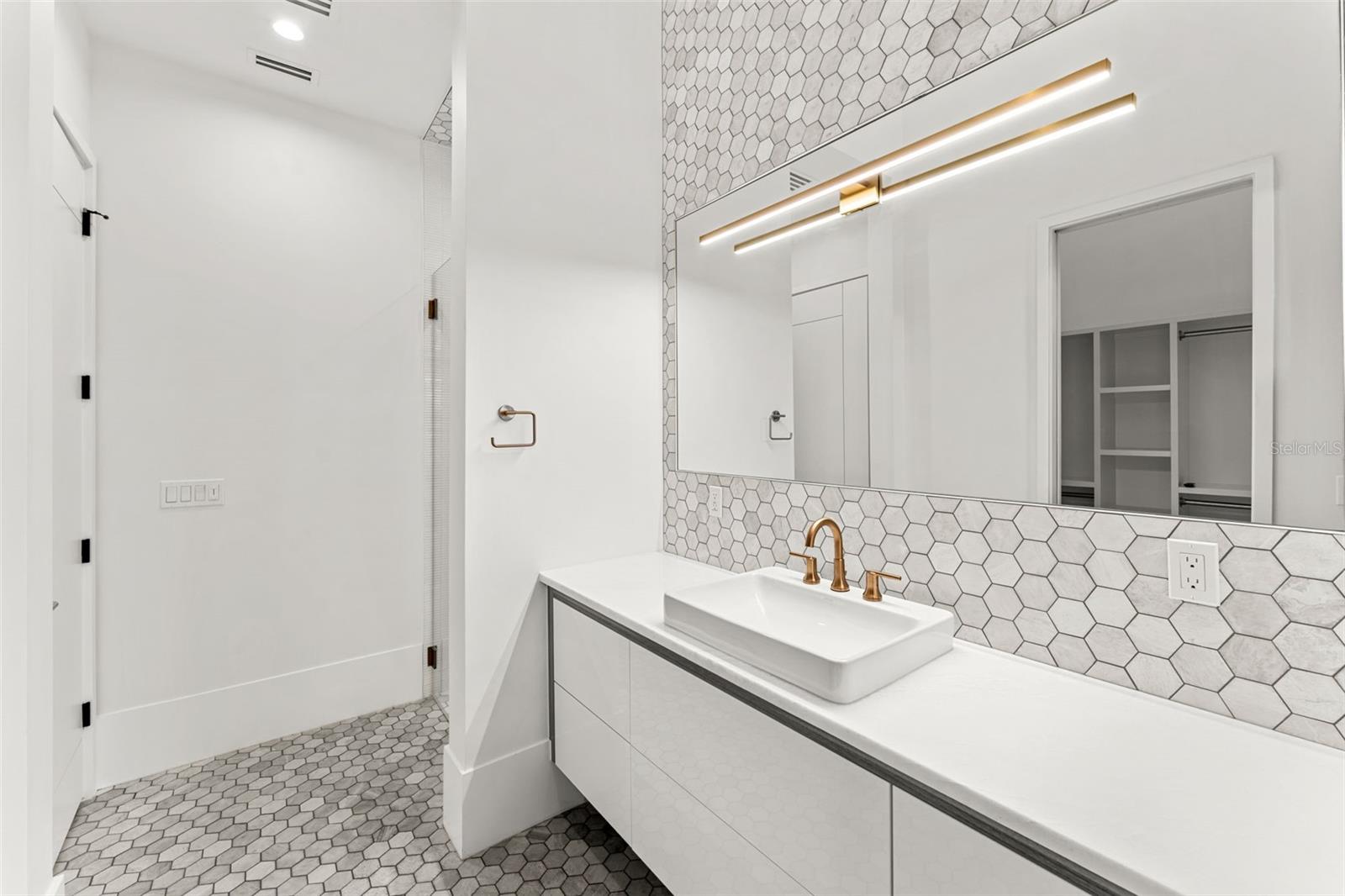 1194 N PENINSULA AVE