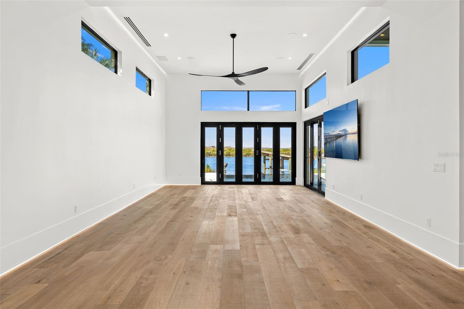 1194 N PENINSULA AVE