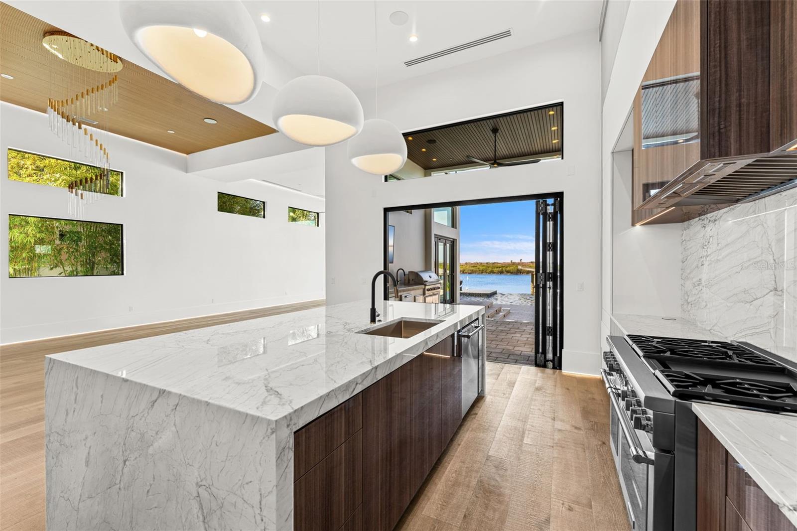 1194 N PENINSULA AVE