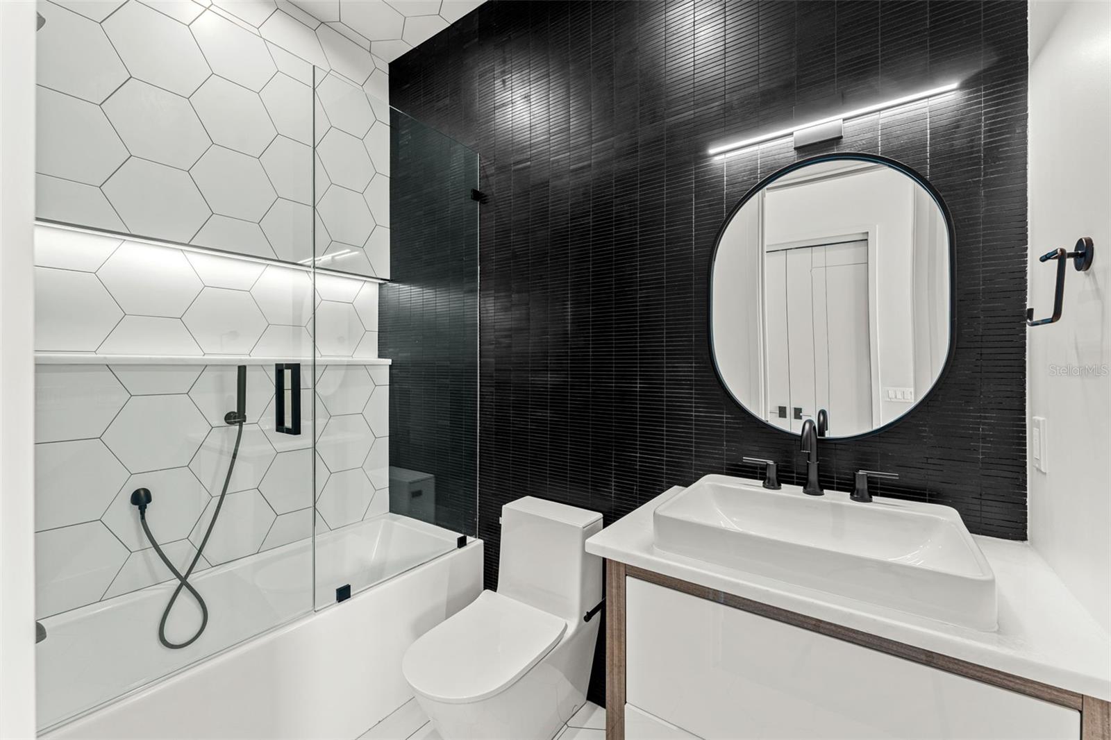 1194 N PENINSULA AVE