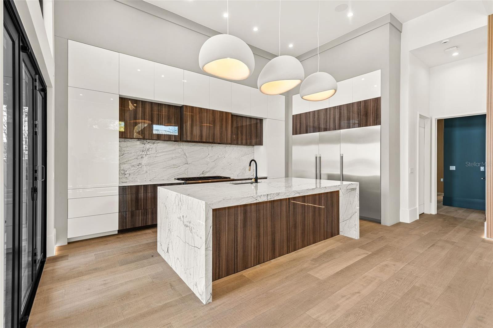 1194 N PENINSULA AVE