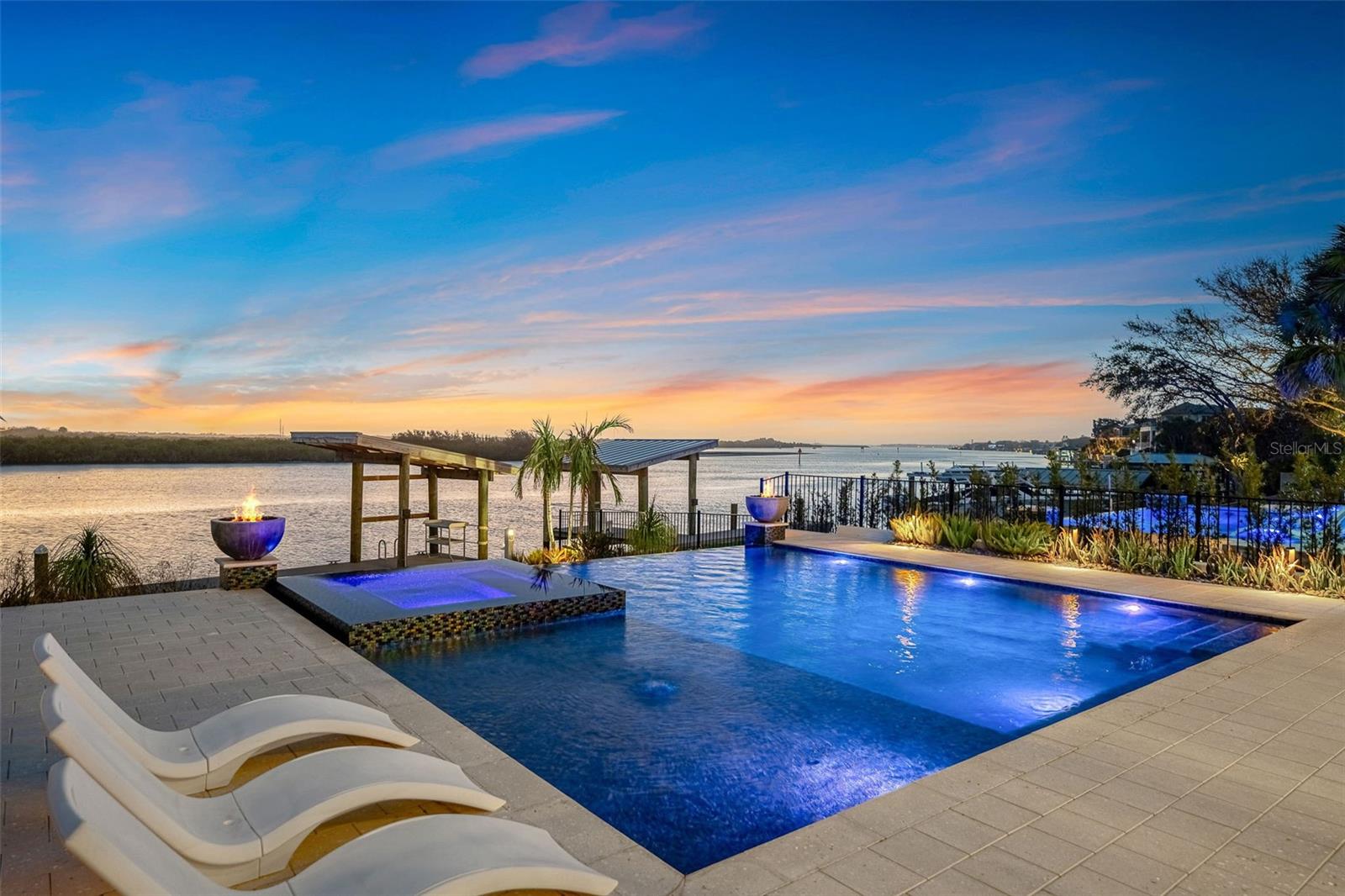 1194 N PENINSULA AVE