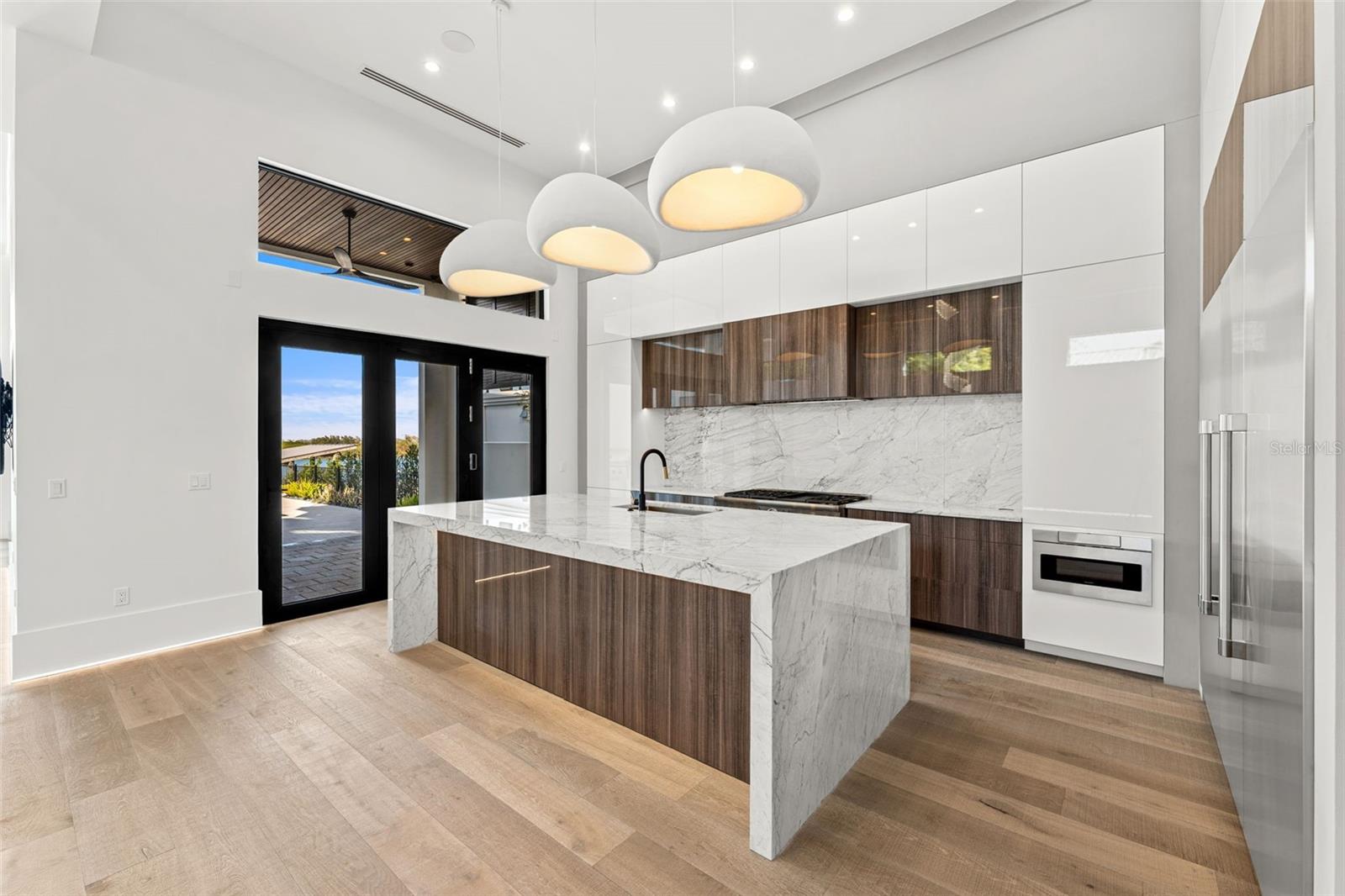 1194 N PENINSULA AVE