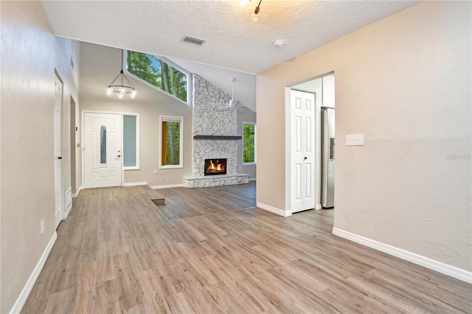 16 RAINTREE CT
