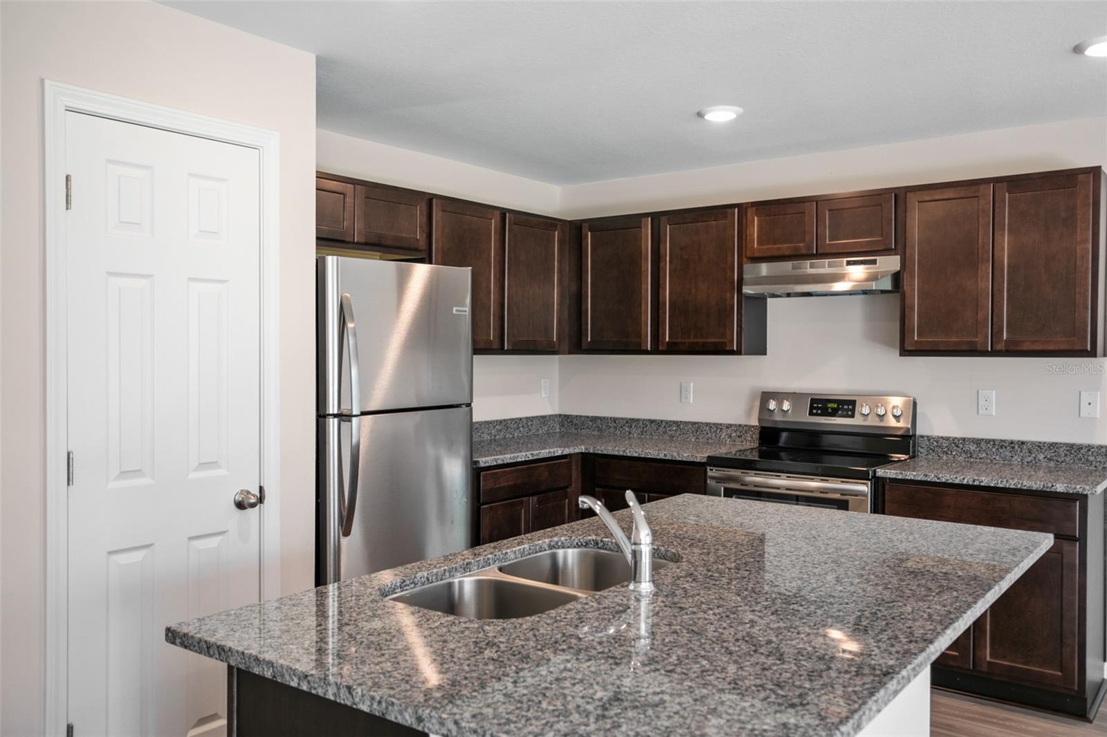 6 UNION CT