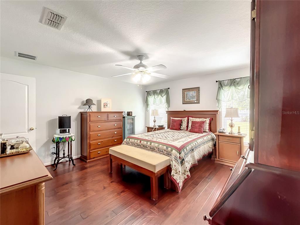 1135 HACIENDA CIR