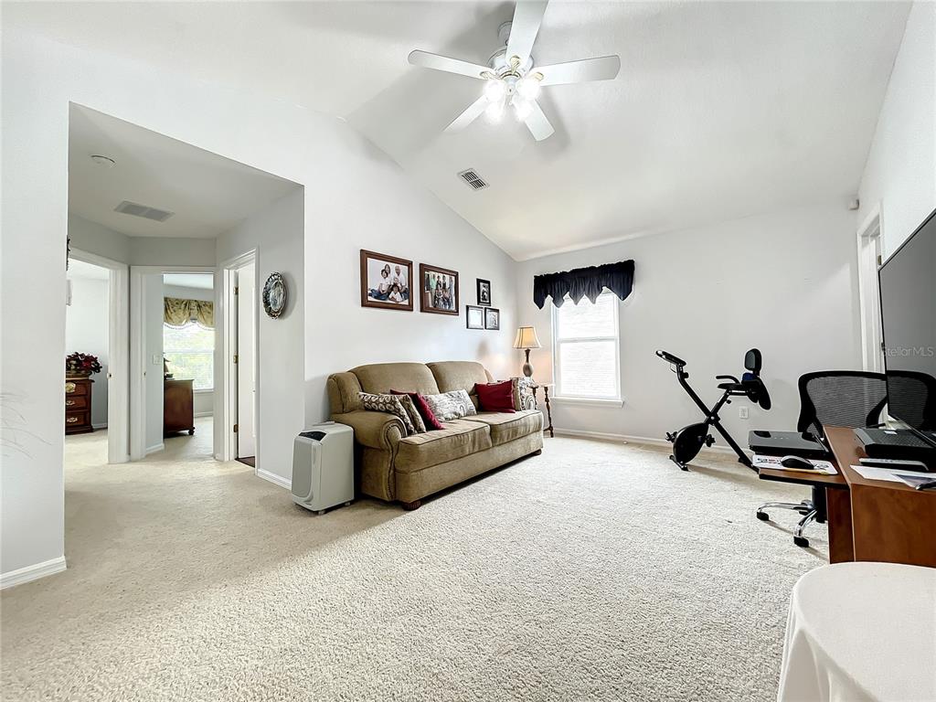 1135 HACIENDA CIR
