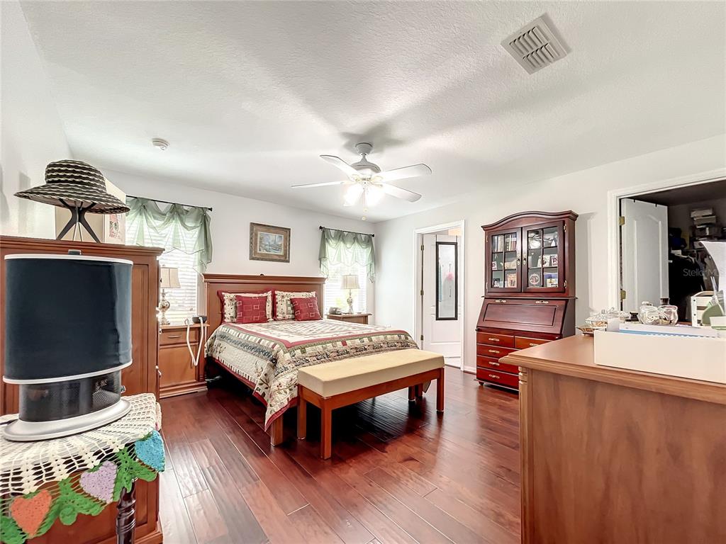 1135 HACIENDA CIR