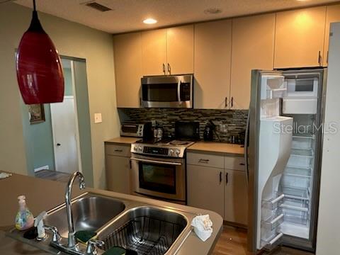 900 HARBOR HILL DR
