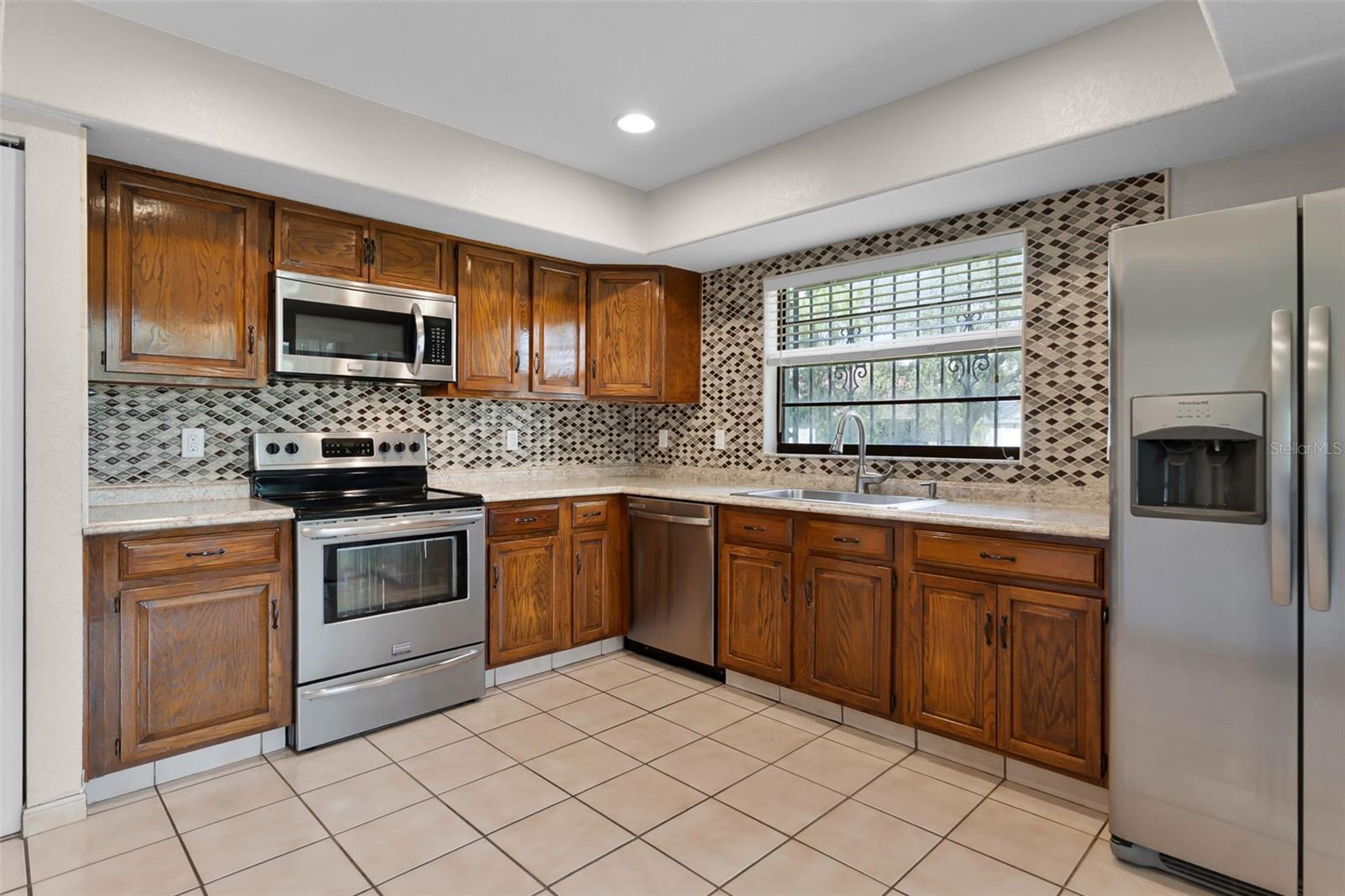 8208 LA SERENA DR