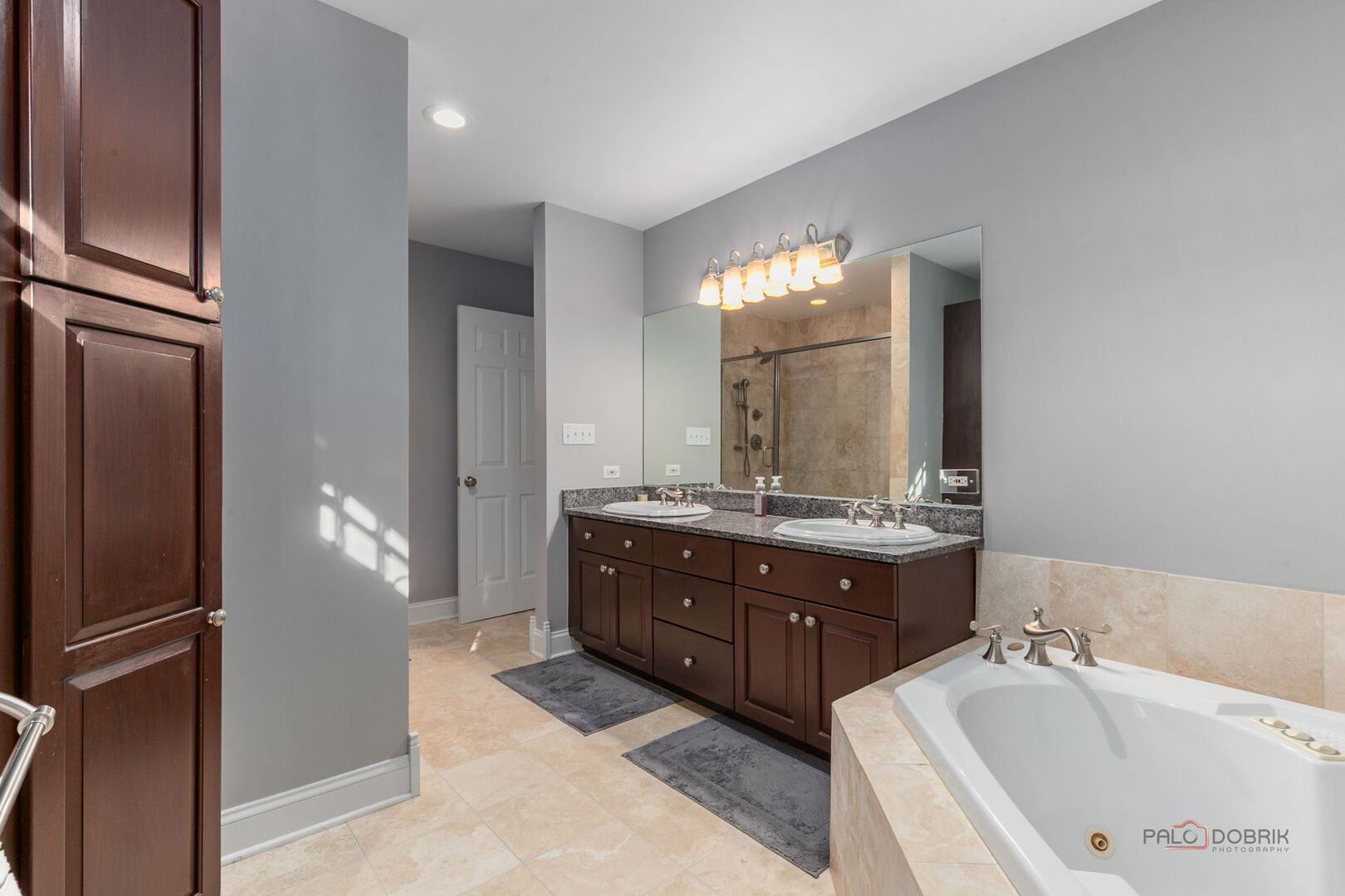 216 E Sheridan Place