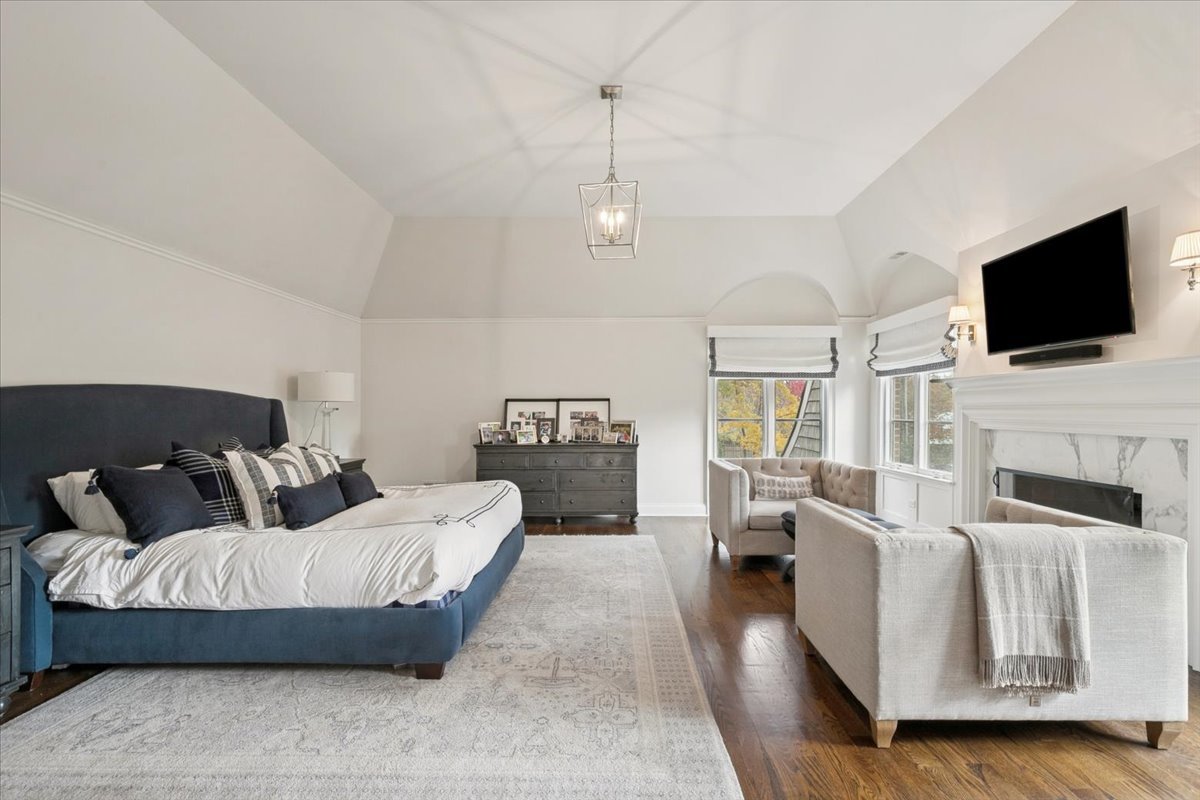 349 E BLODGETT Avenue