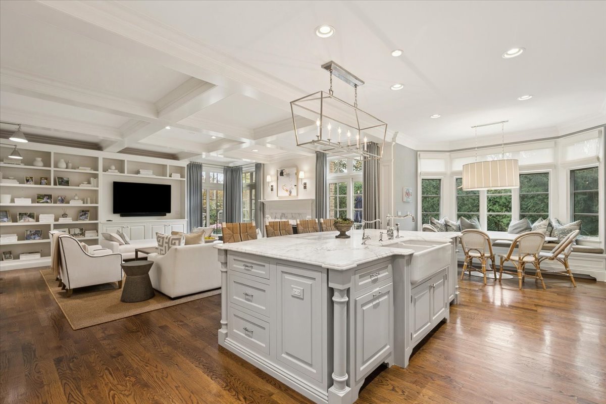 349 E BLODGETT Avenue