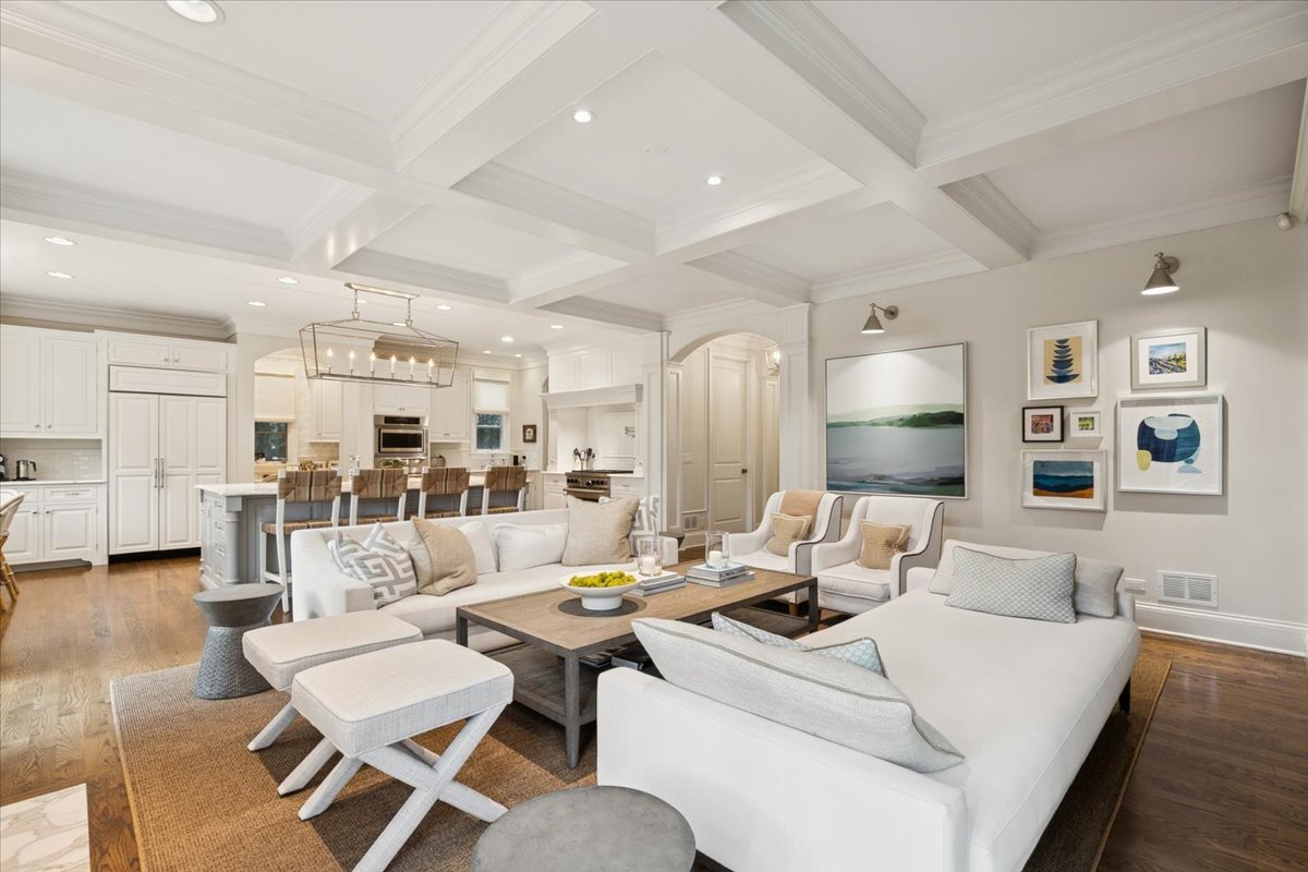 349 E BLODGETT Avenue