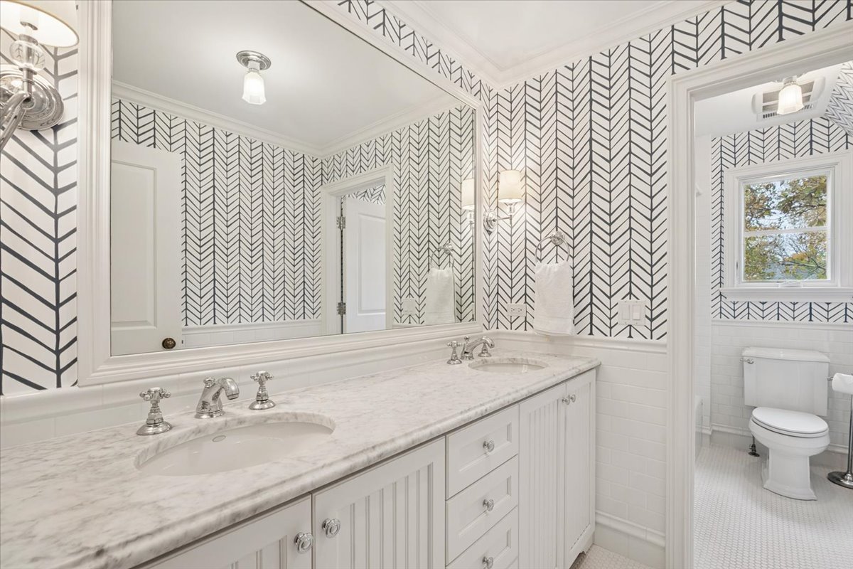 349 E BLODGETT Avenue