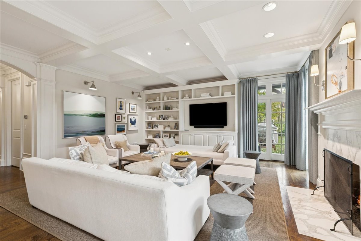 349 E BLODGETT Avenue