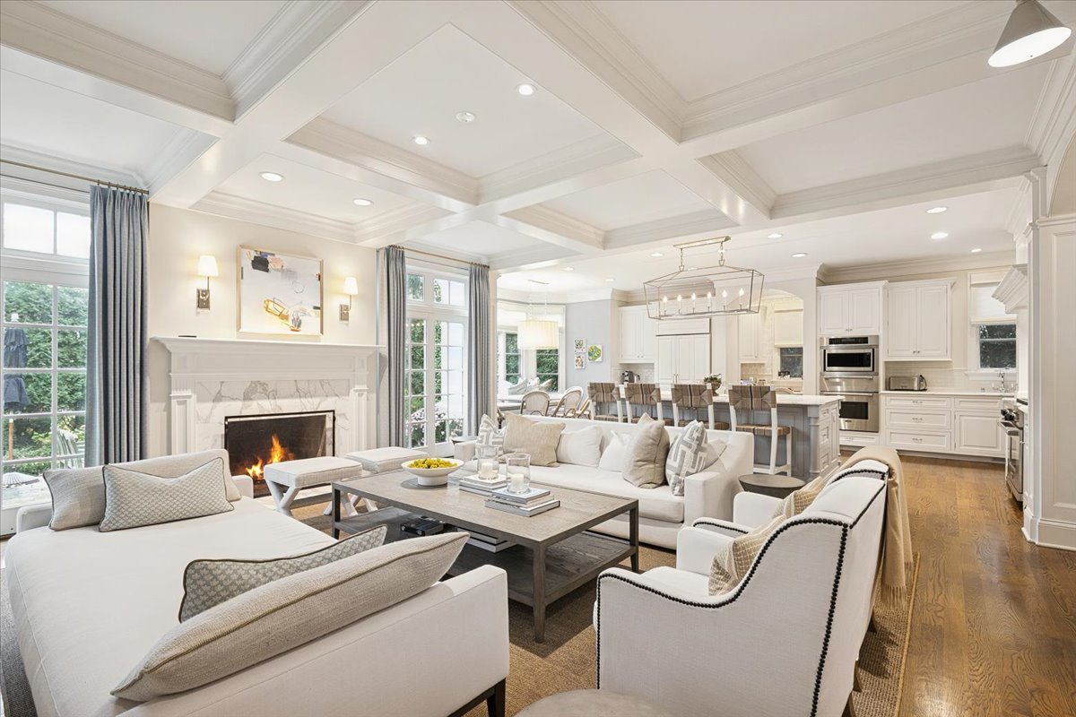 349 E BLODGETT Avenue