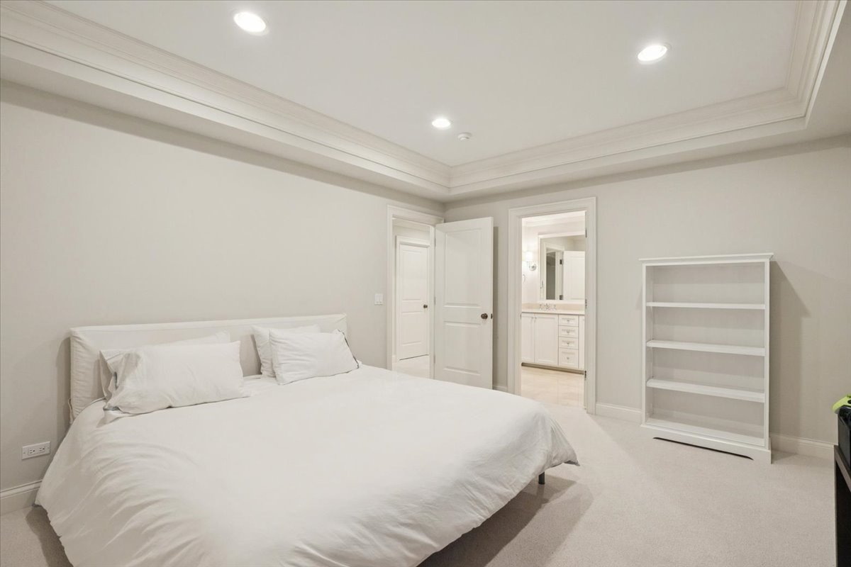 349 E BLODGETT Avenue