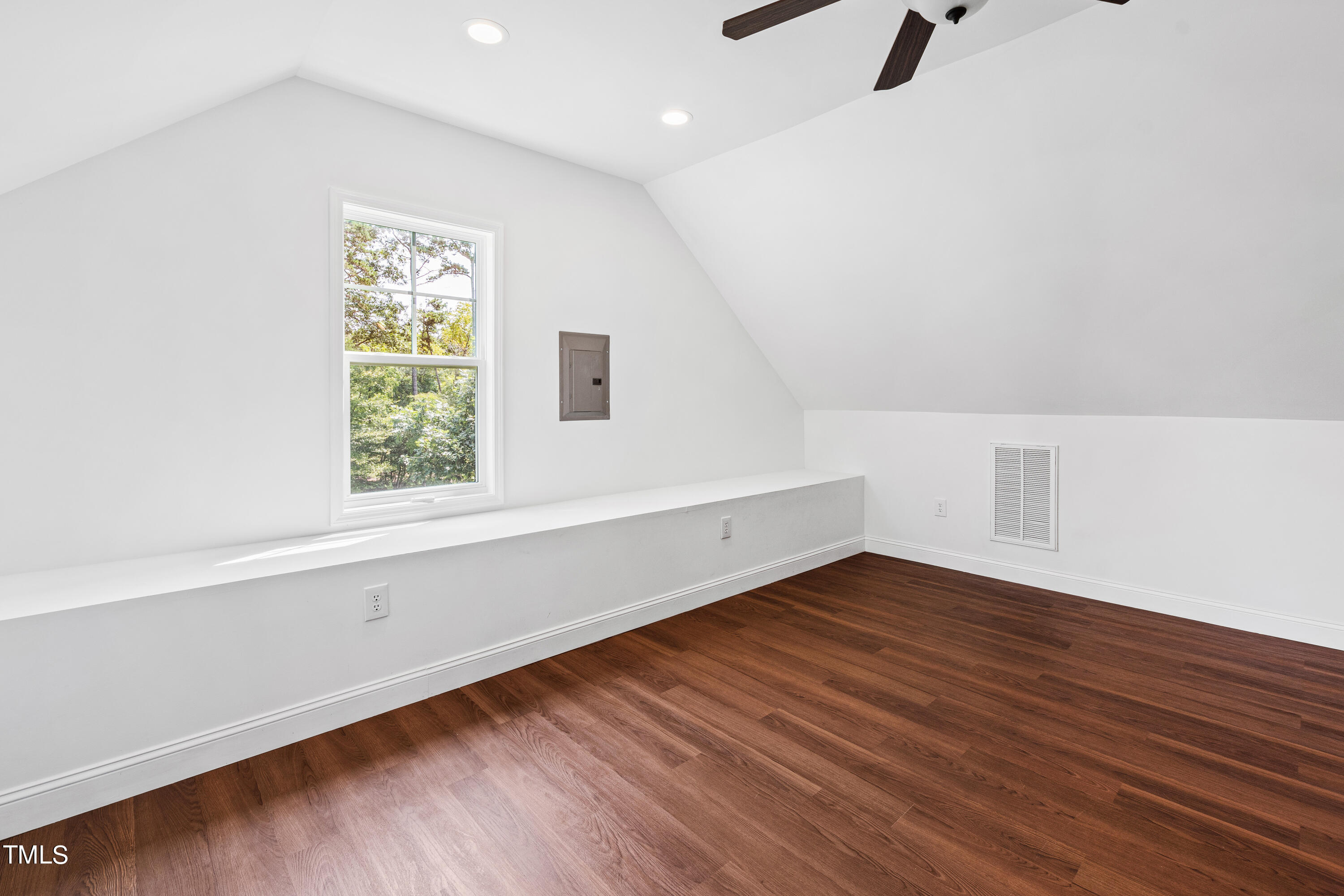 1509 Rock Dove Way