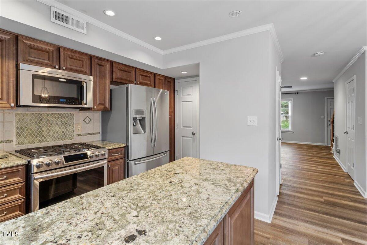 3720 Jamestown Cir