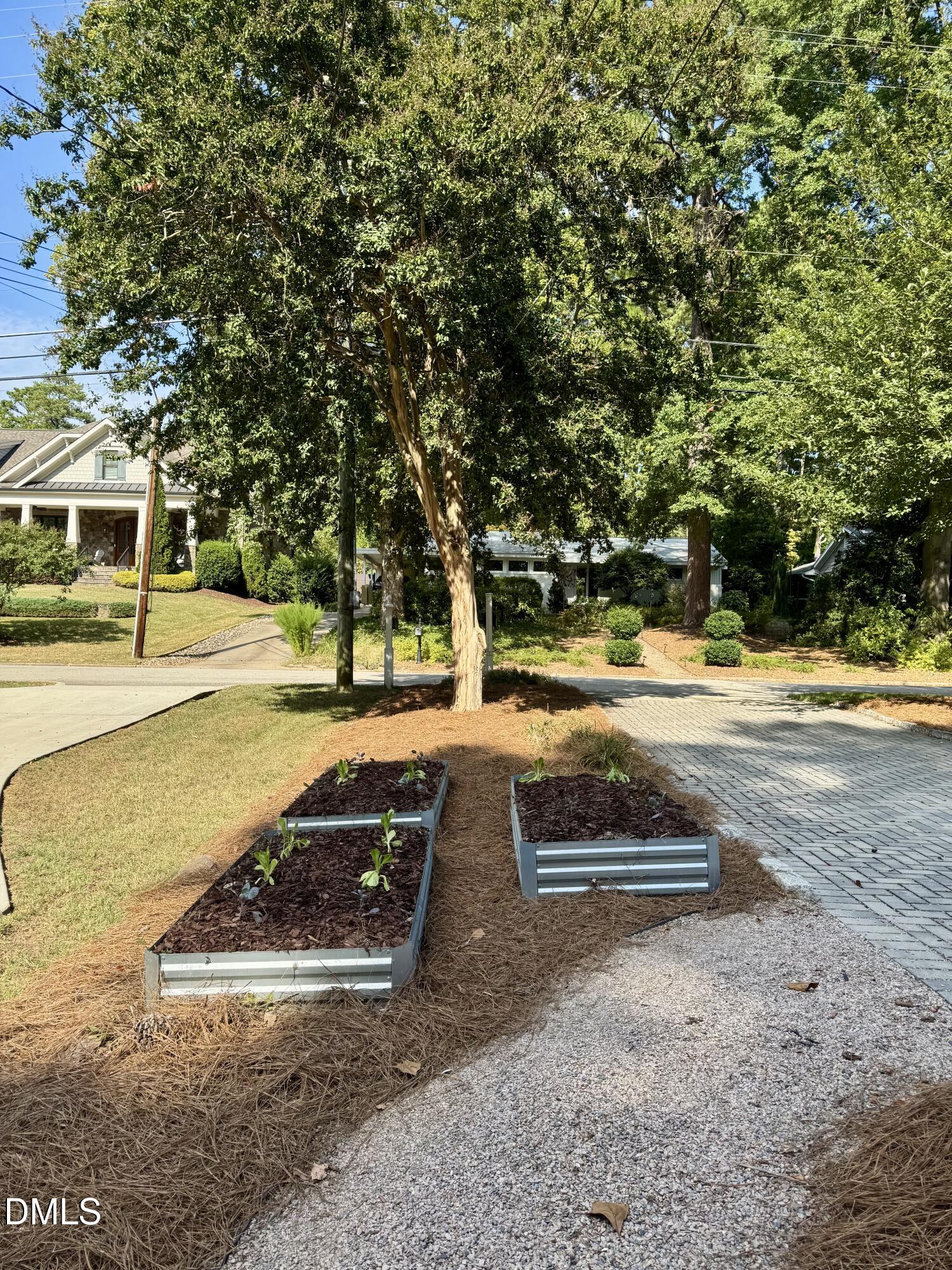 212 E Drewry Lane
