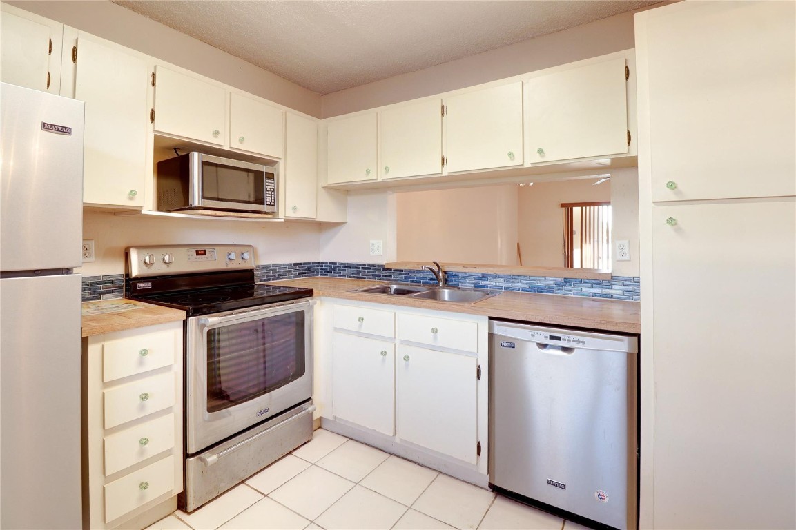 5541 Lakeside Unit: 103