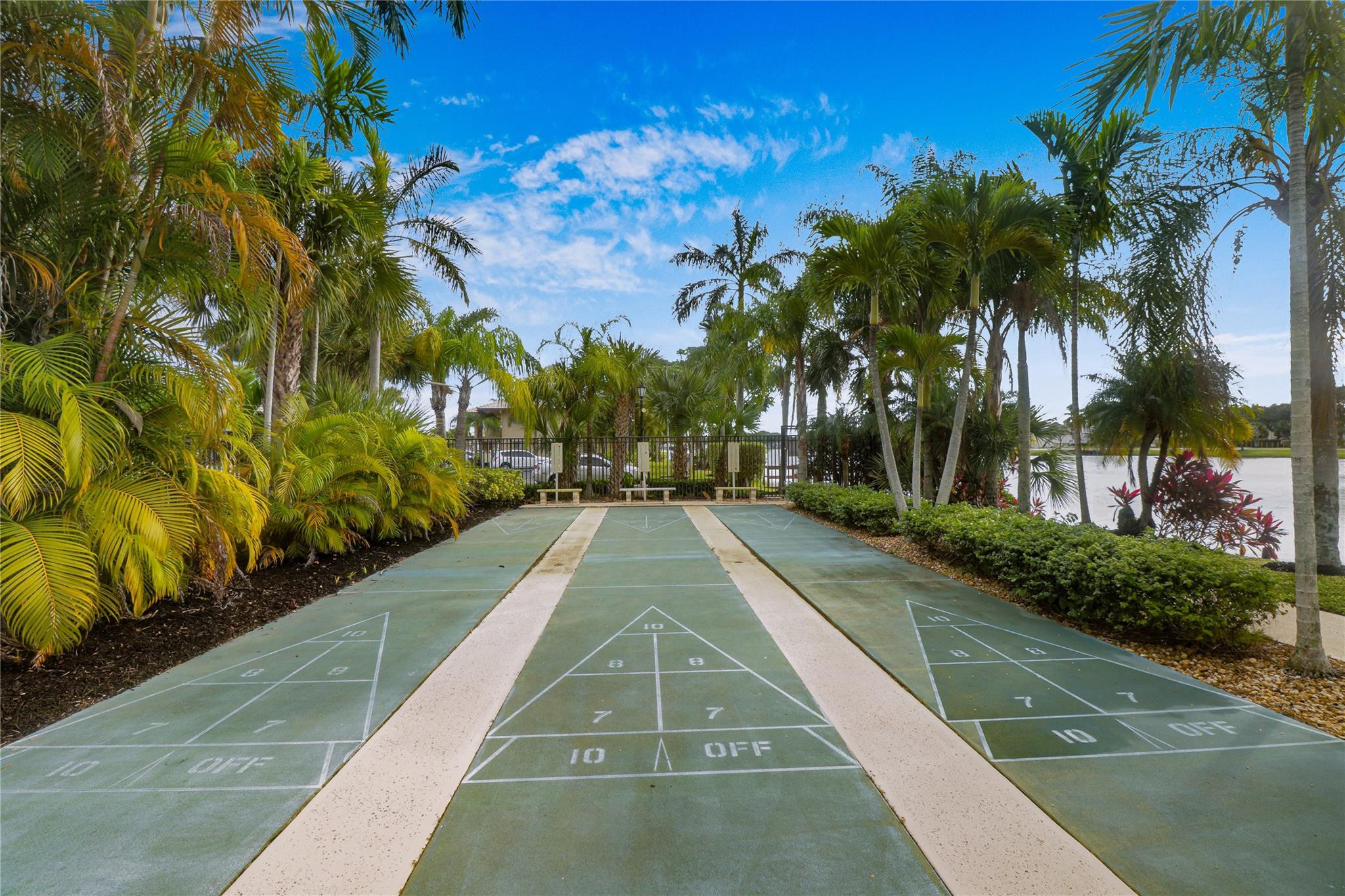 5541 Lakeside Unit: 103