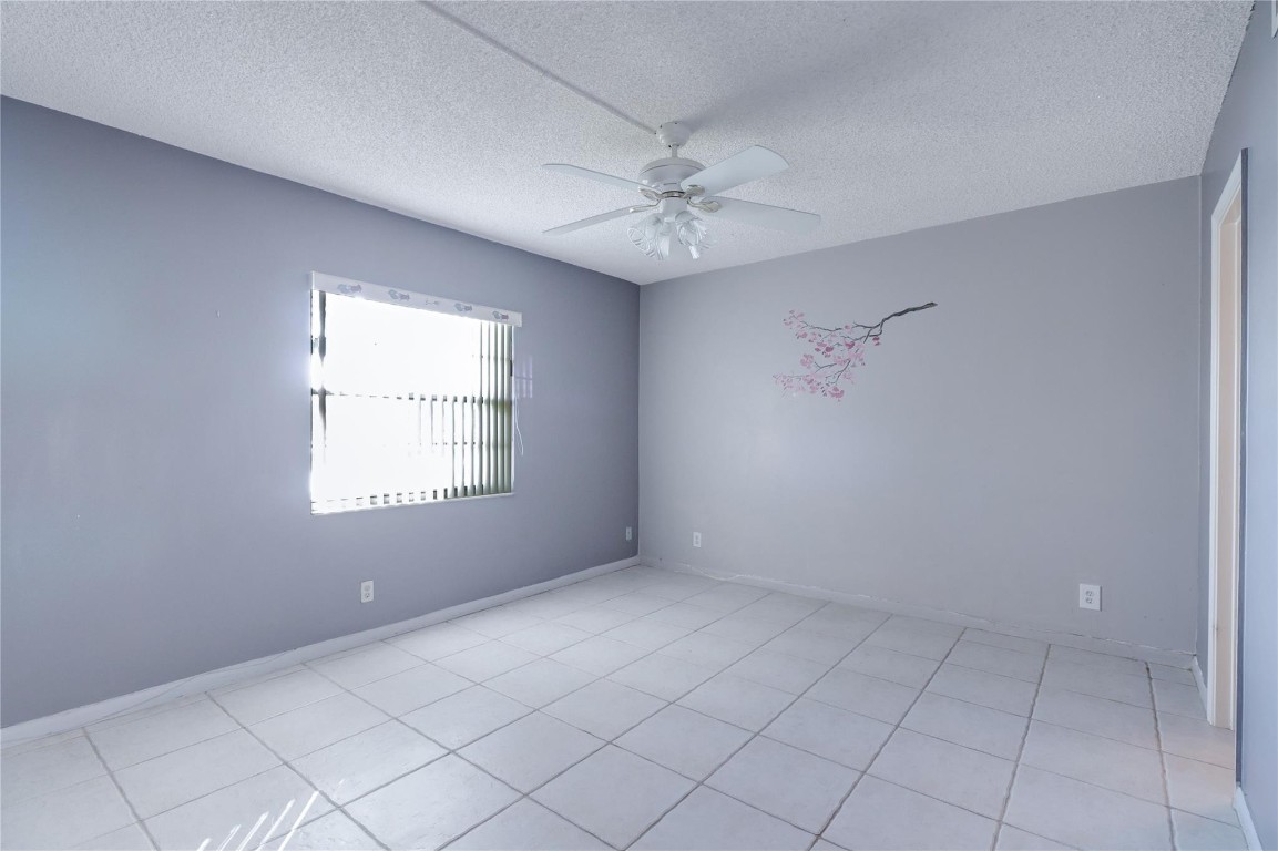 5541 Lakeside Unit: 103