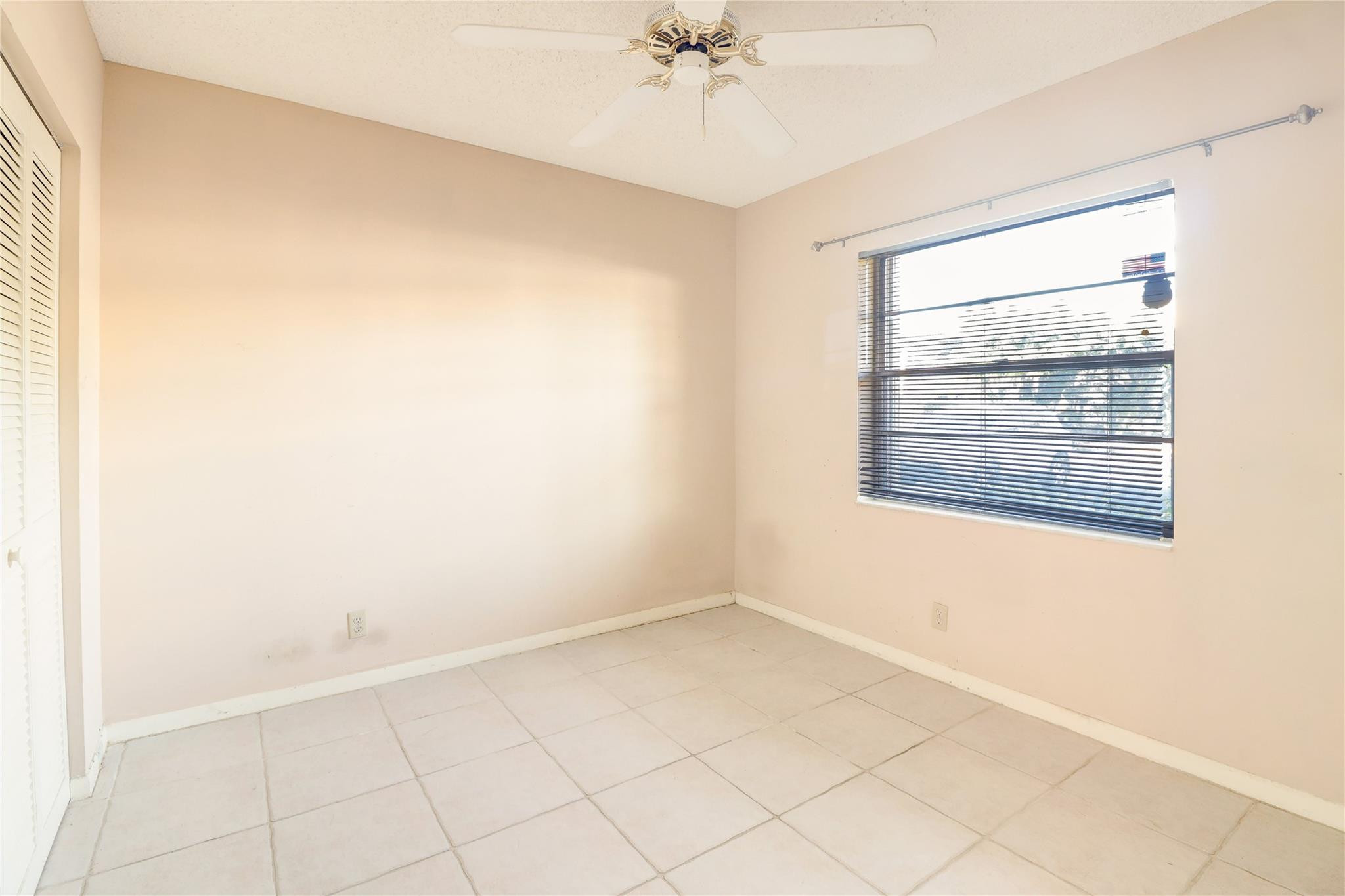 5541 Lakeside Unit: 103