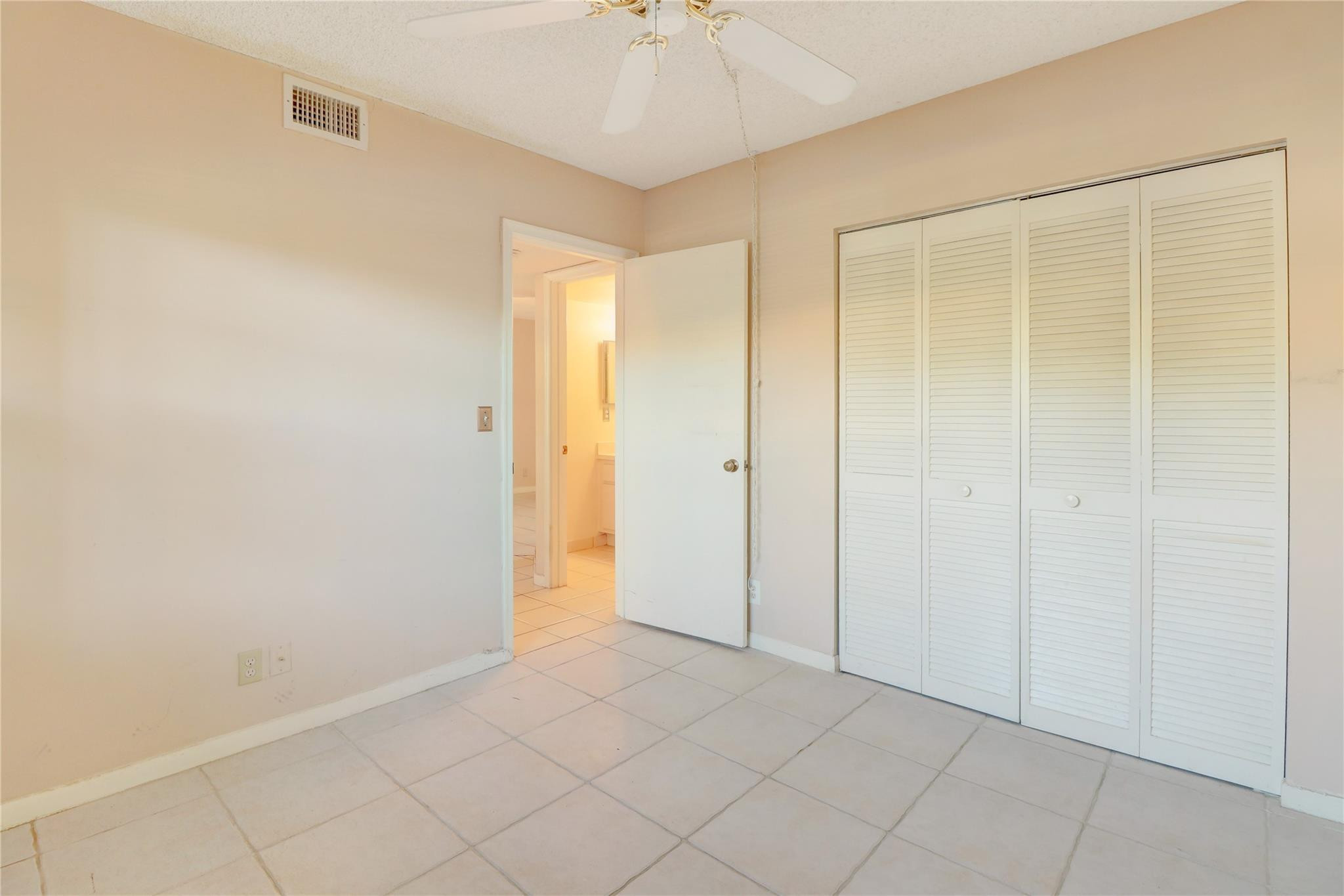 5541 Lakeside Unit: 103