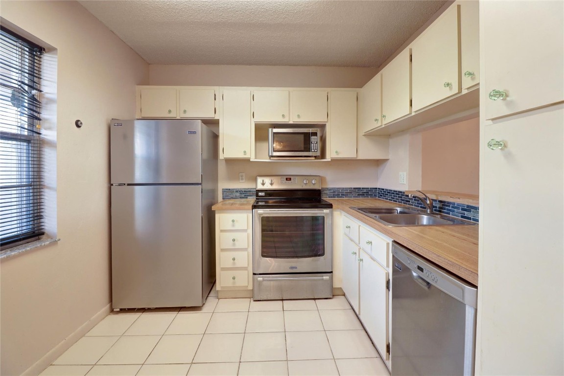 5541 Lakeside Unit: 103