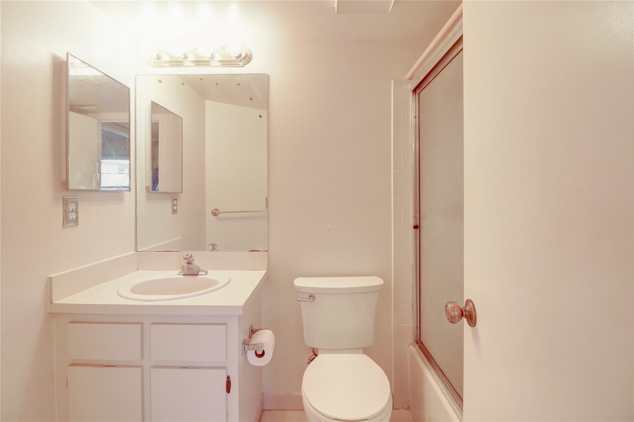 5541 Lakeside Unit: 103