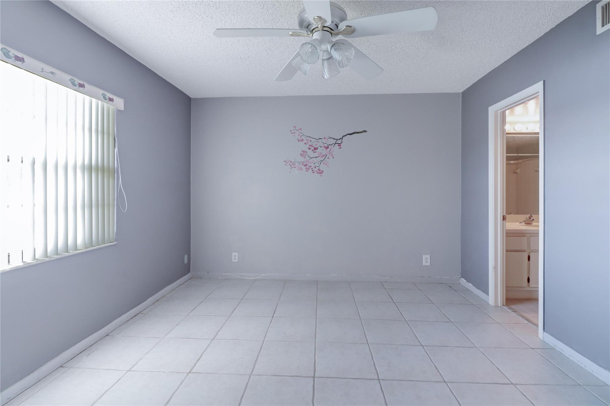 5541 Lakeside Unit: 103