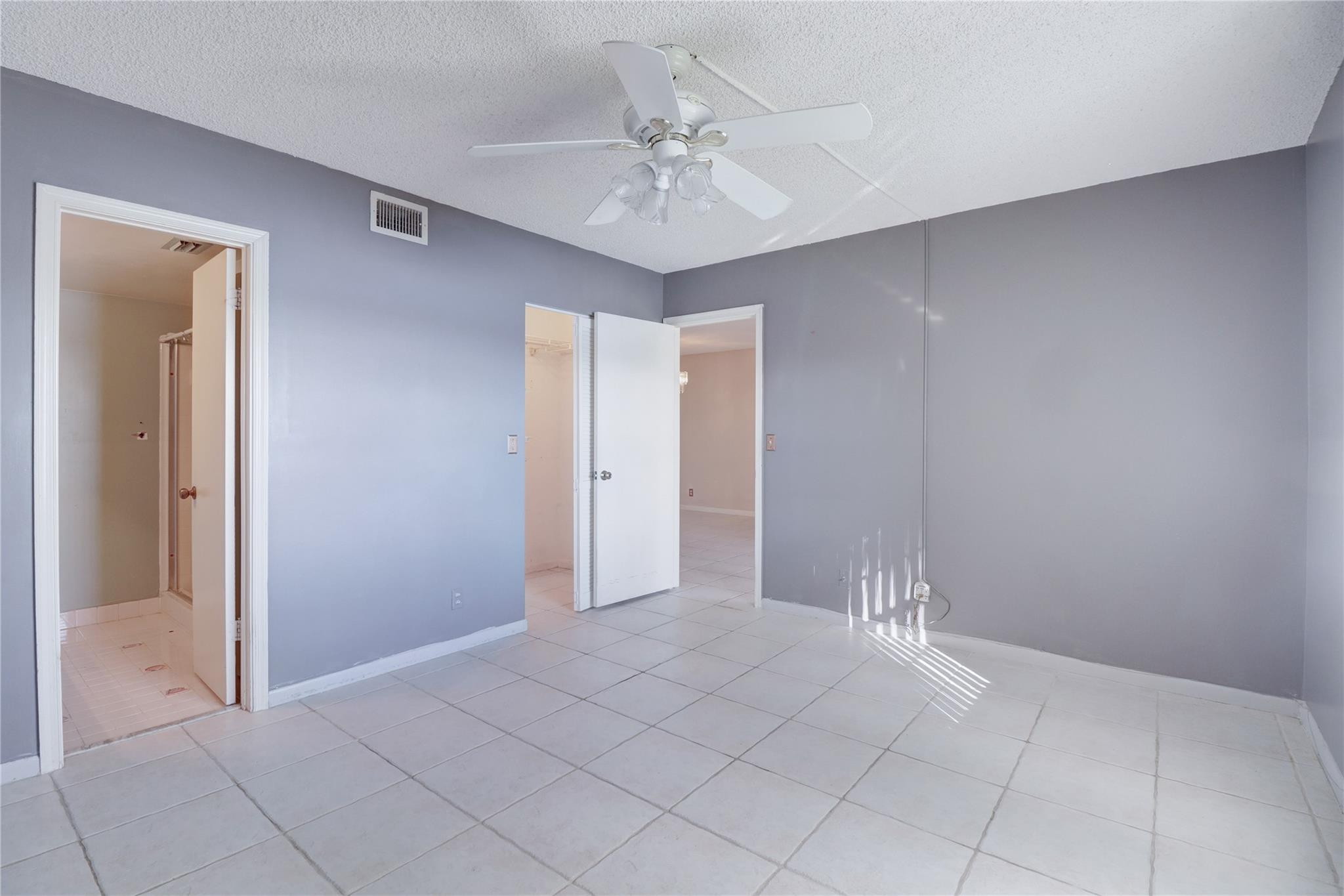 5541 Lakeside Unit: 103