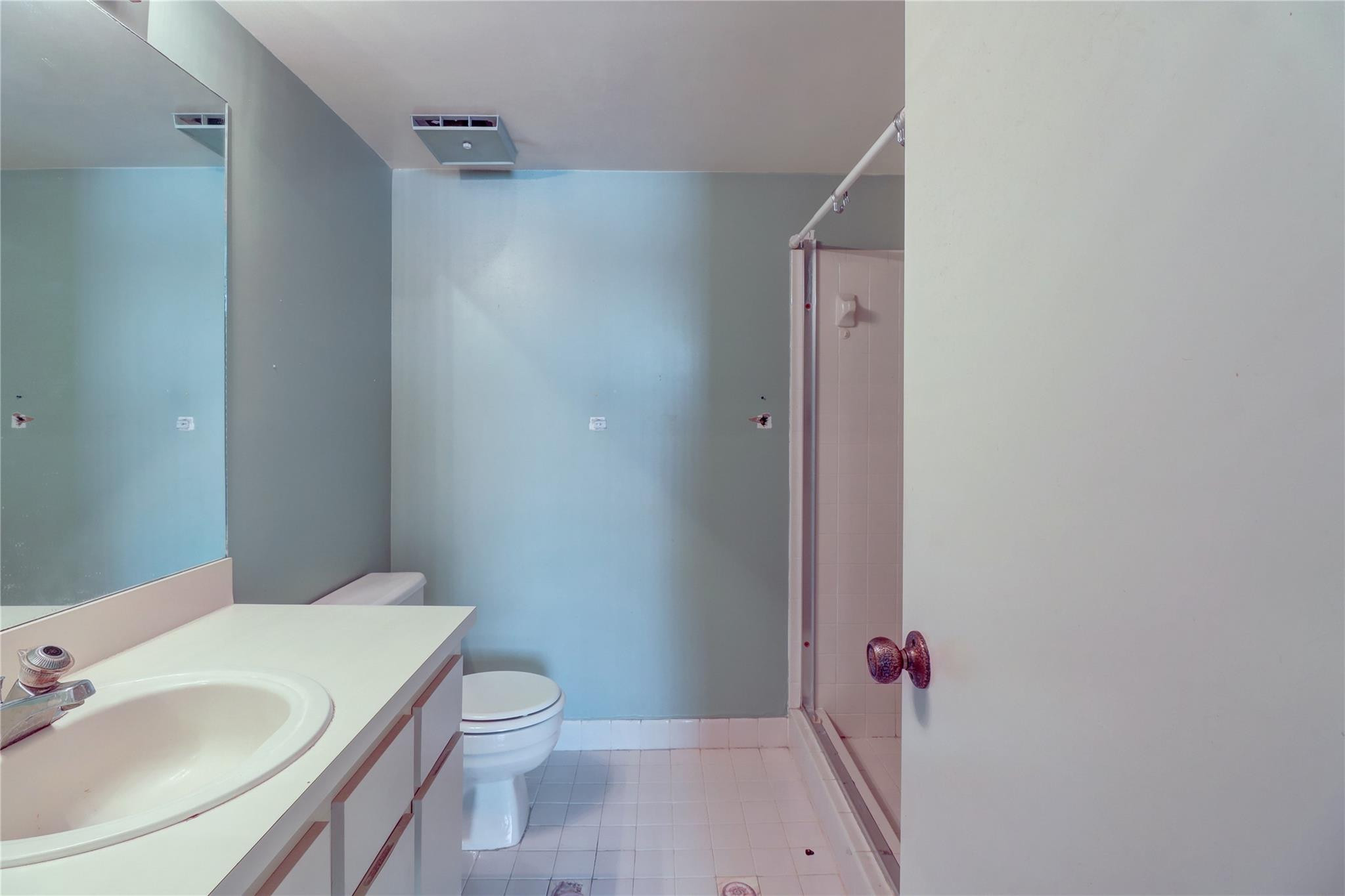 5541 Lakeside Unit: 103