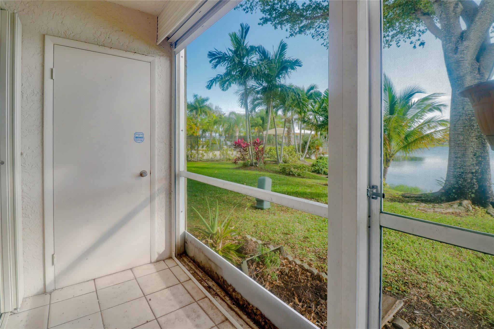 5541 Lakeside Unit: 103