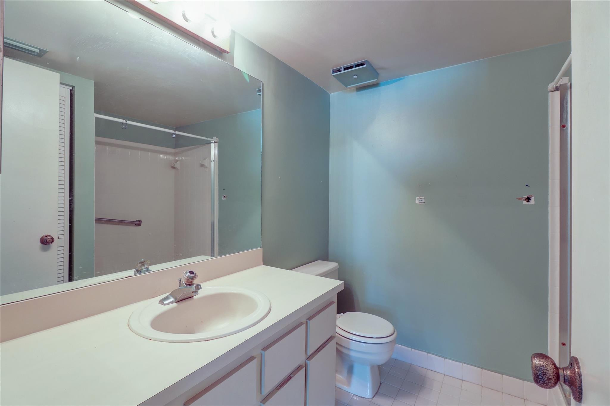 5541 Lakeside Unit: 103