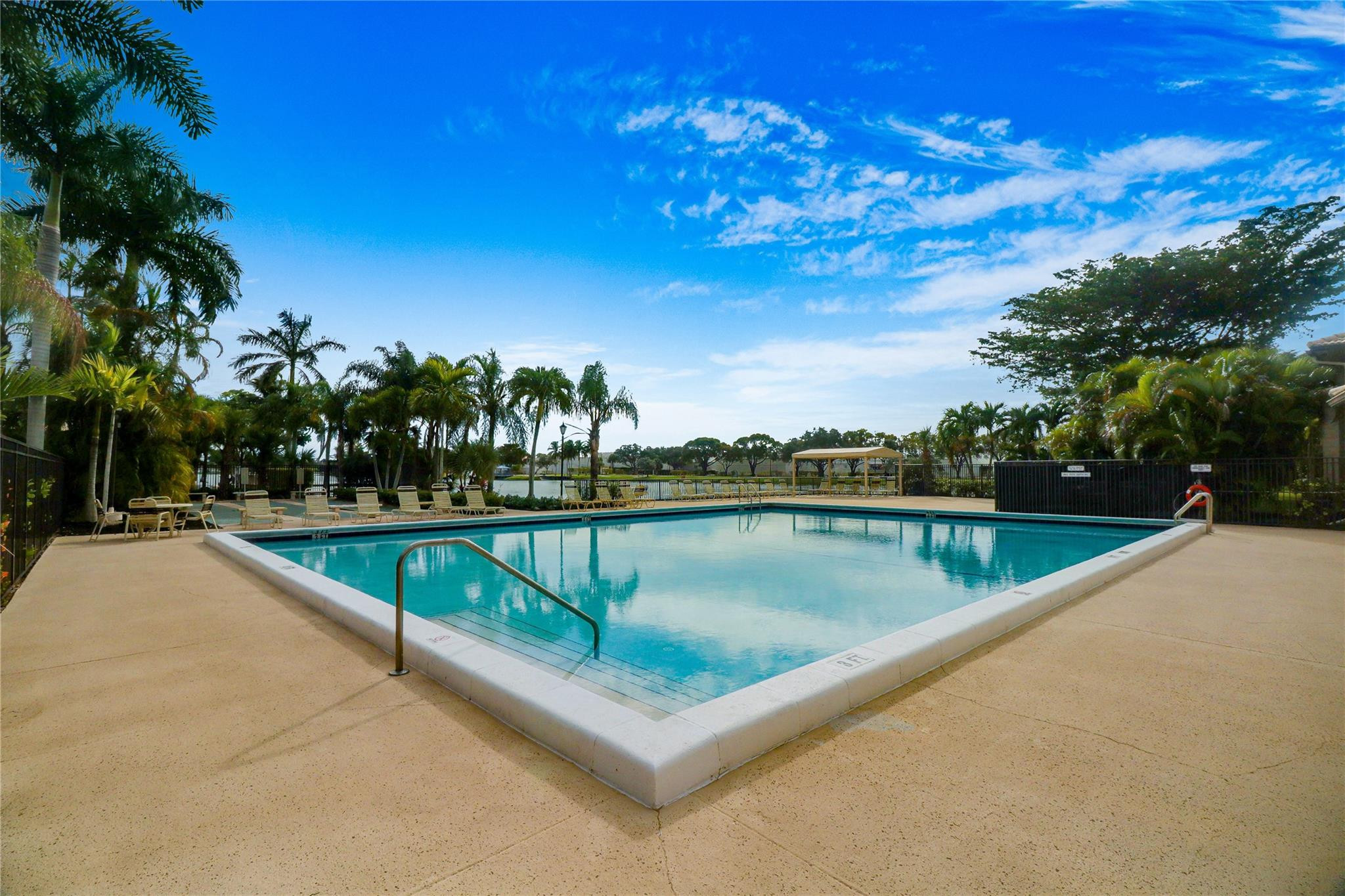 5541 Lakeside Unit: 103