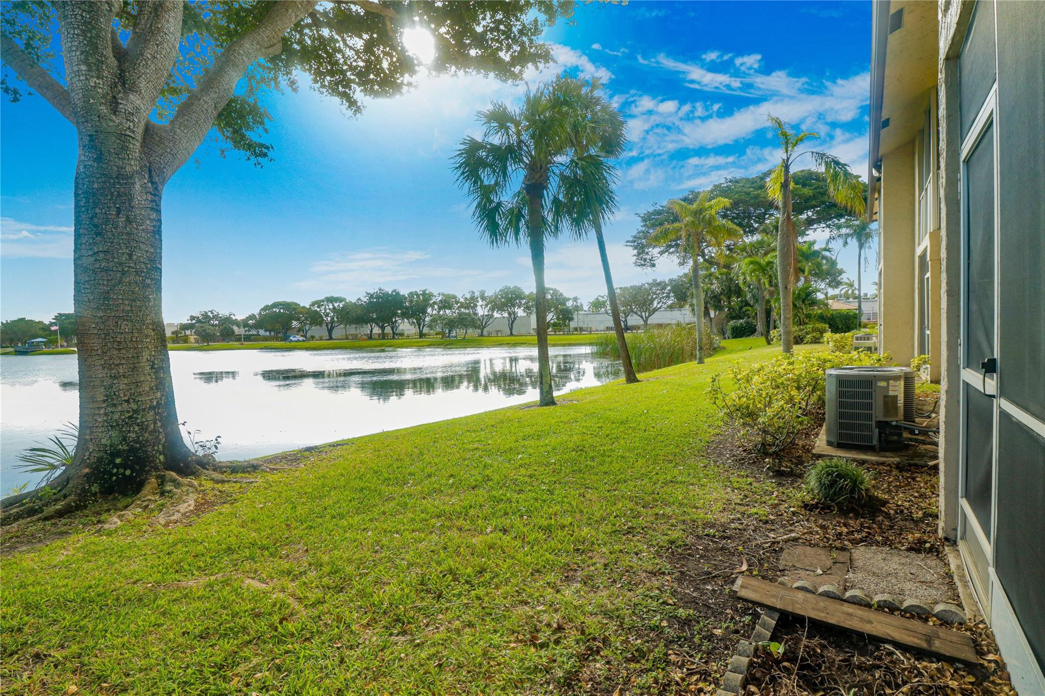 5541 Lakeside Unit: 103