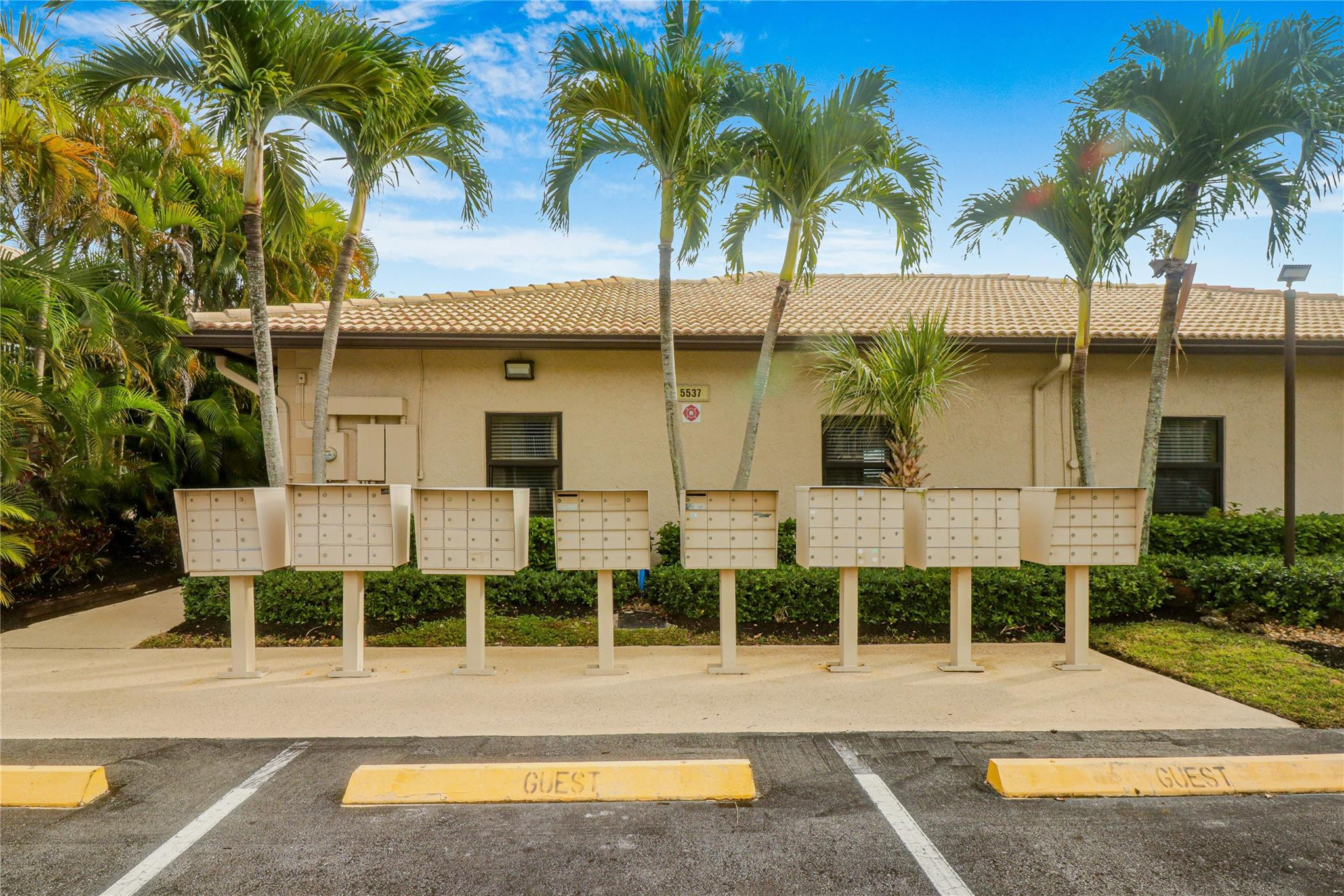 5541 Lakeside Unit: 103