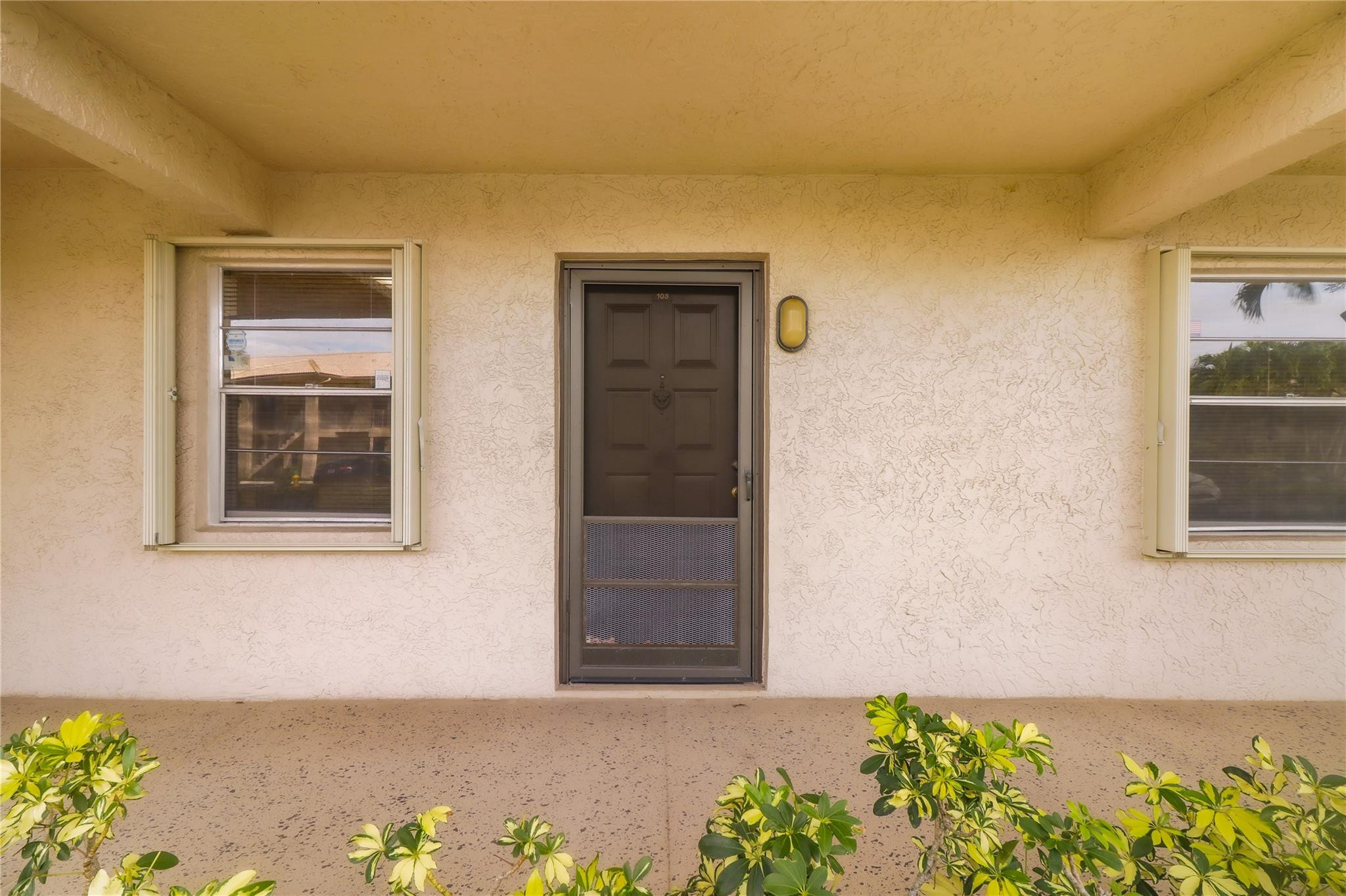 5541 Lakeside Unit: 103