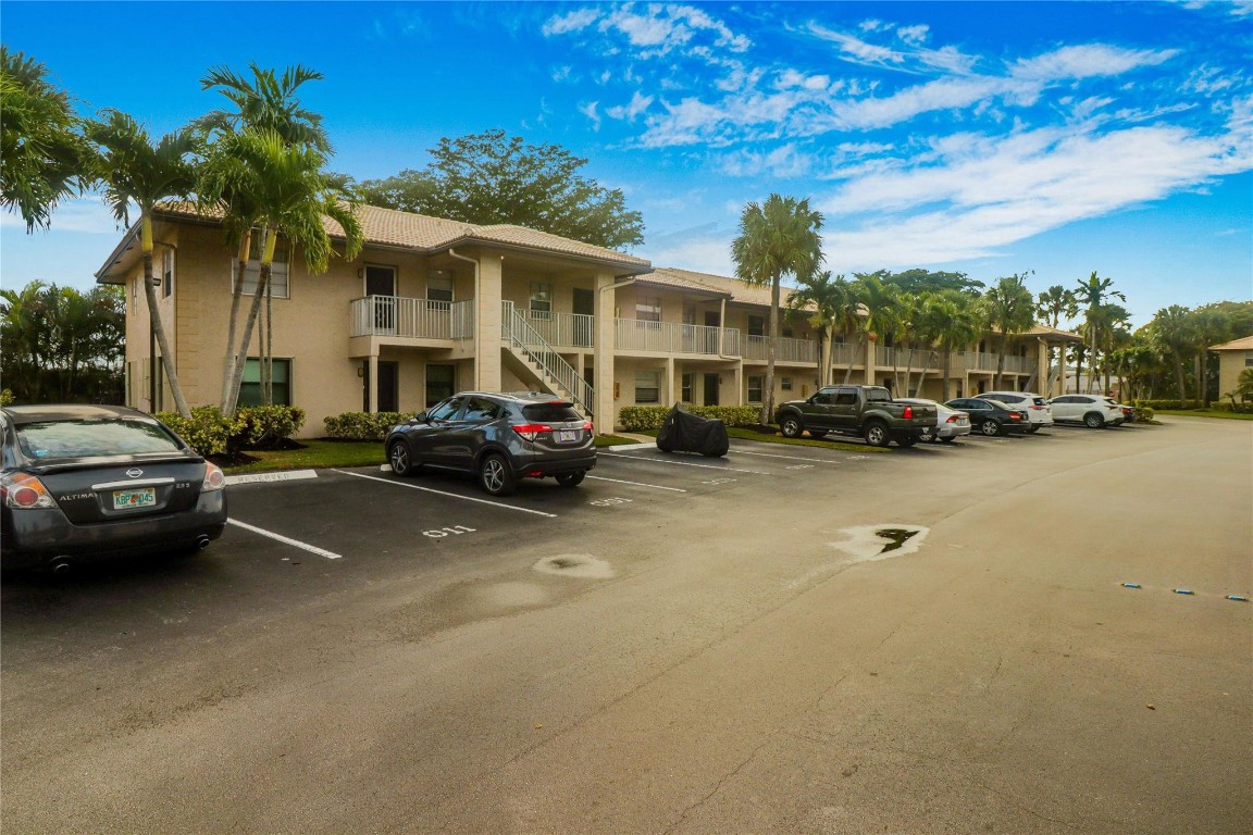 5541 Lakeside Unit: 103