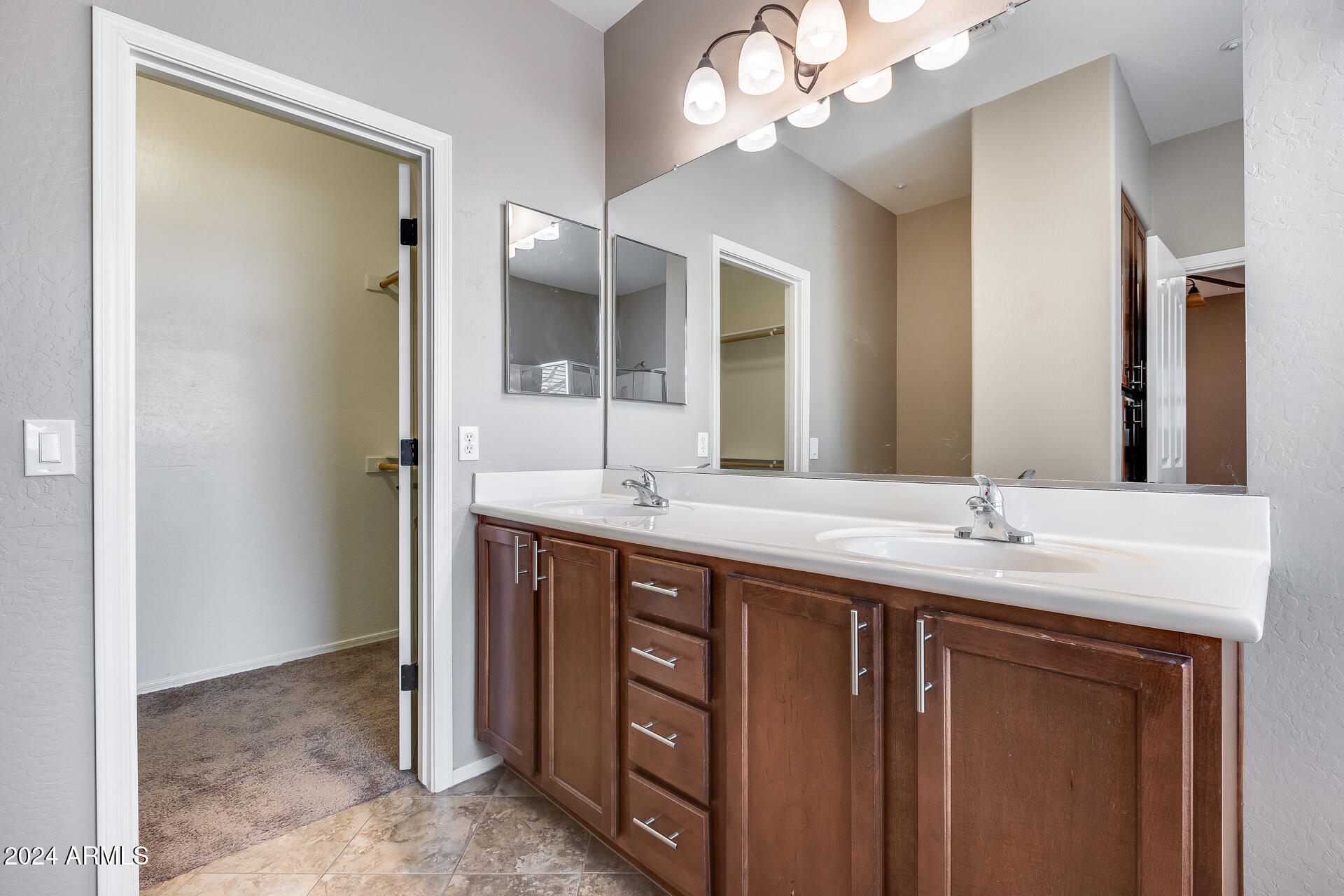 7038 W ANDREW Lane