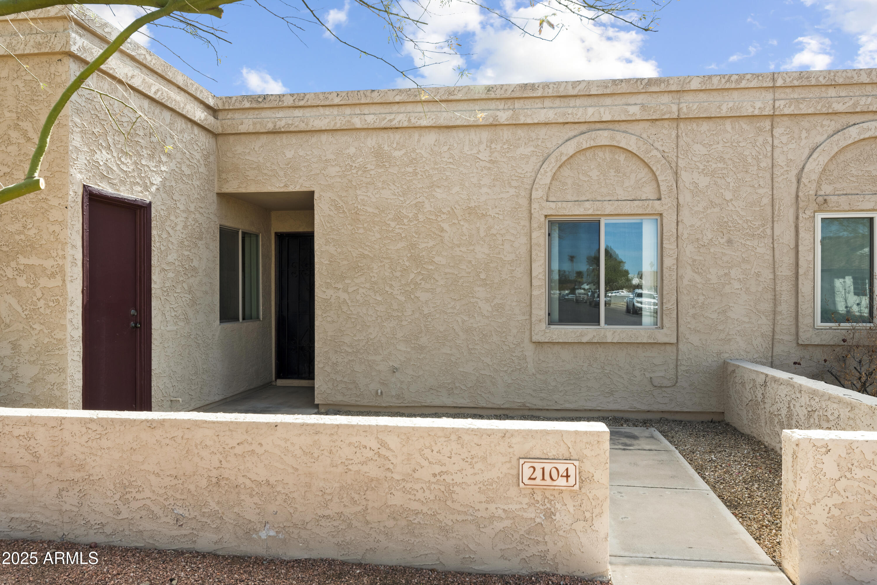 2104 W YUKON Drive
