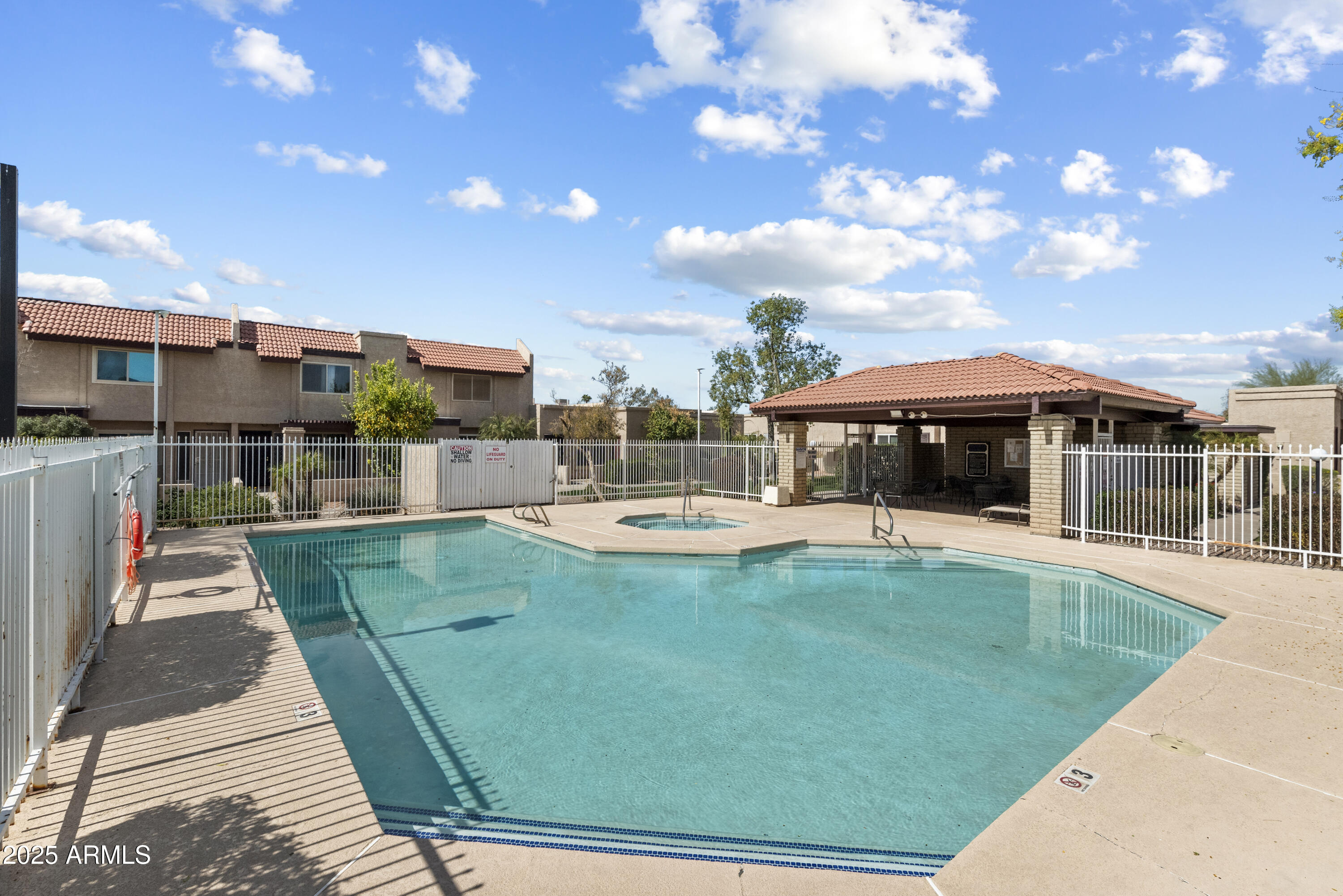 2104 W YUKON Drive